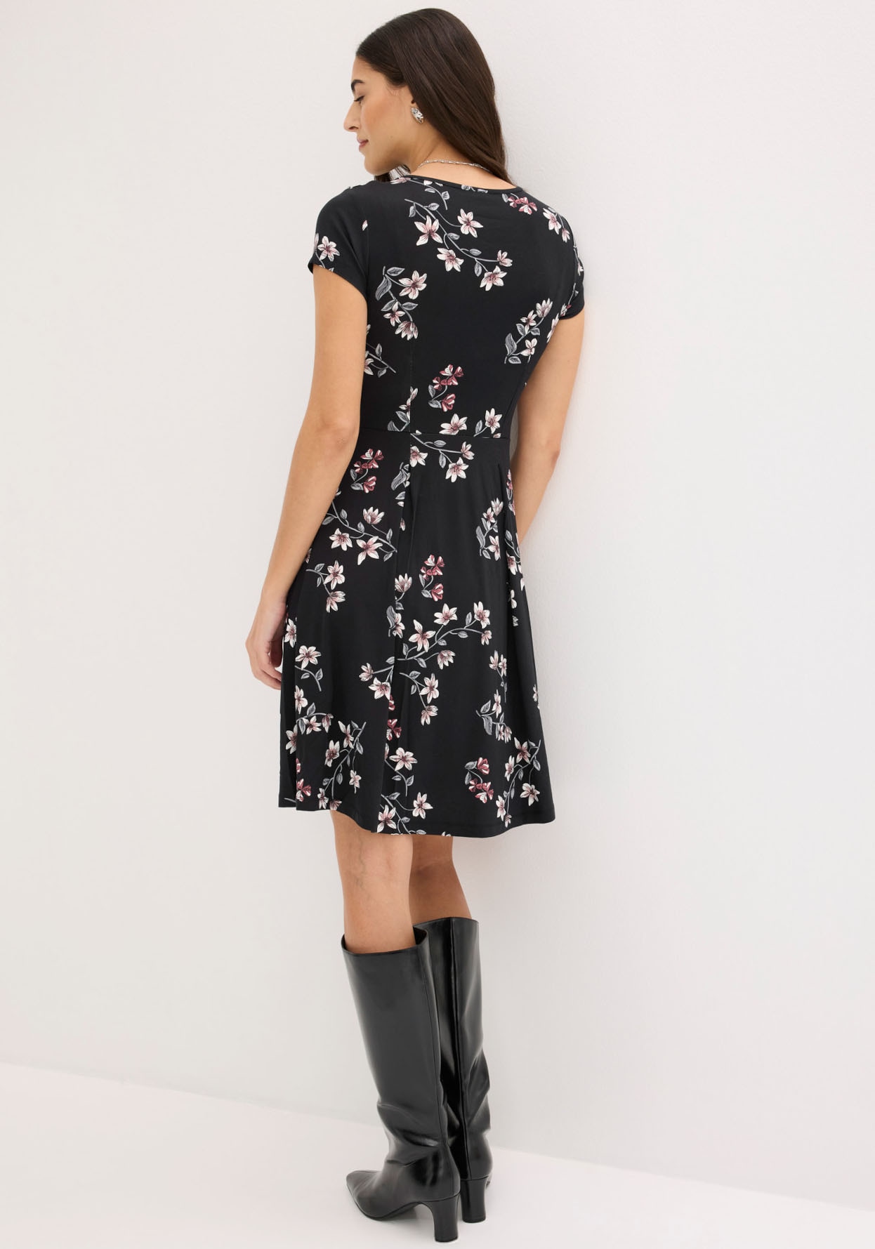 bonprix Jerseykleid »Jerseykleid aus Viskose-Mix« 1 tlg. für sommerliche Tage, aus Viskose-Mix, ausgestellte Passform