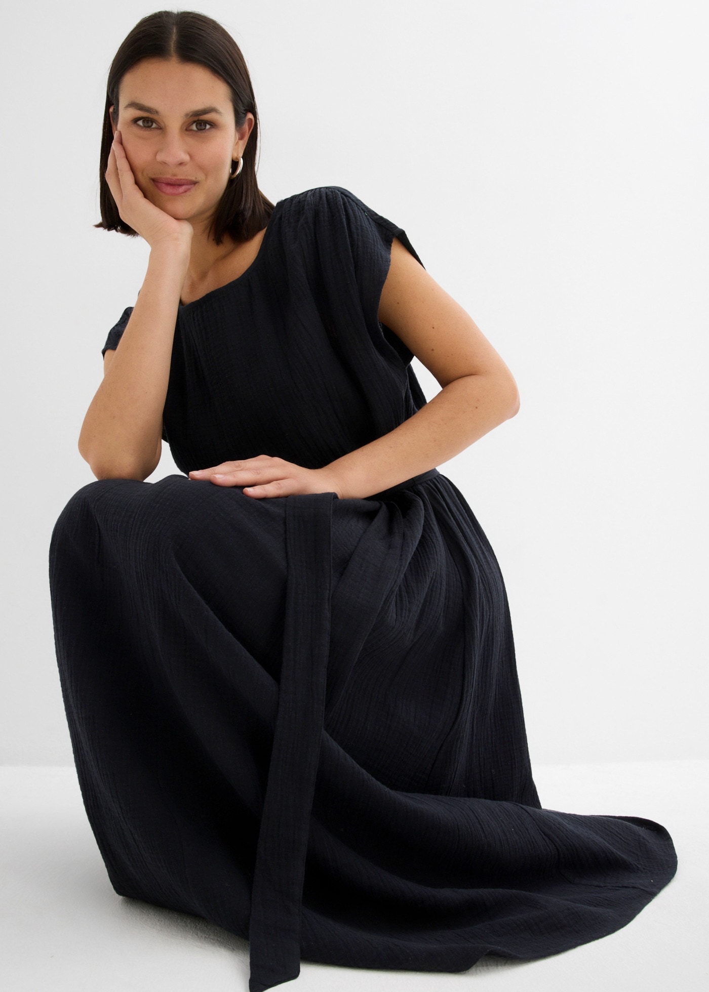 bonprix Midikleid aus Musselin, mit Rundhalsausschnitt und Schlitz am Rückenausschnitt