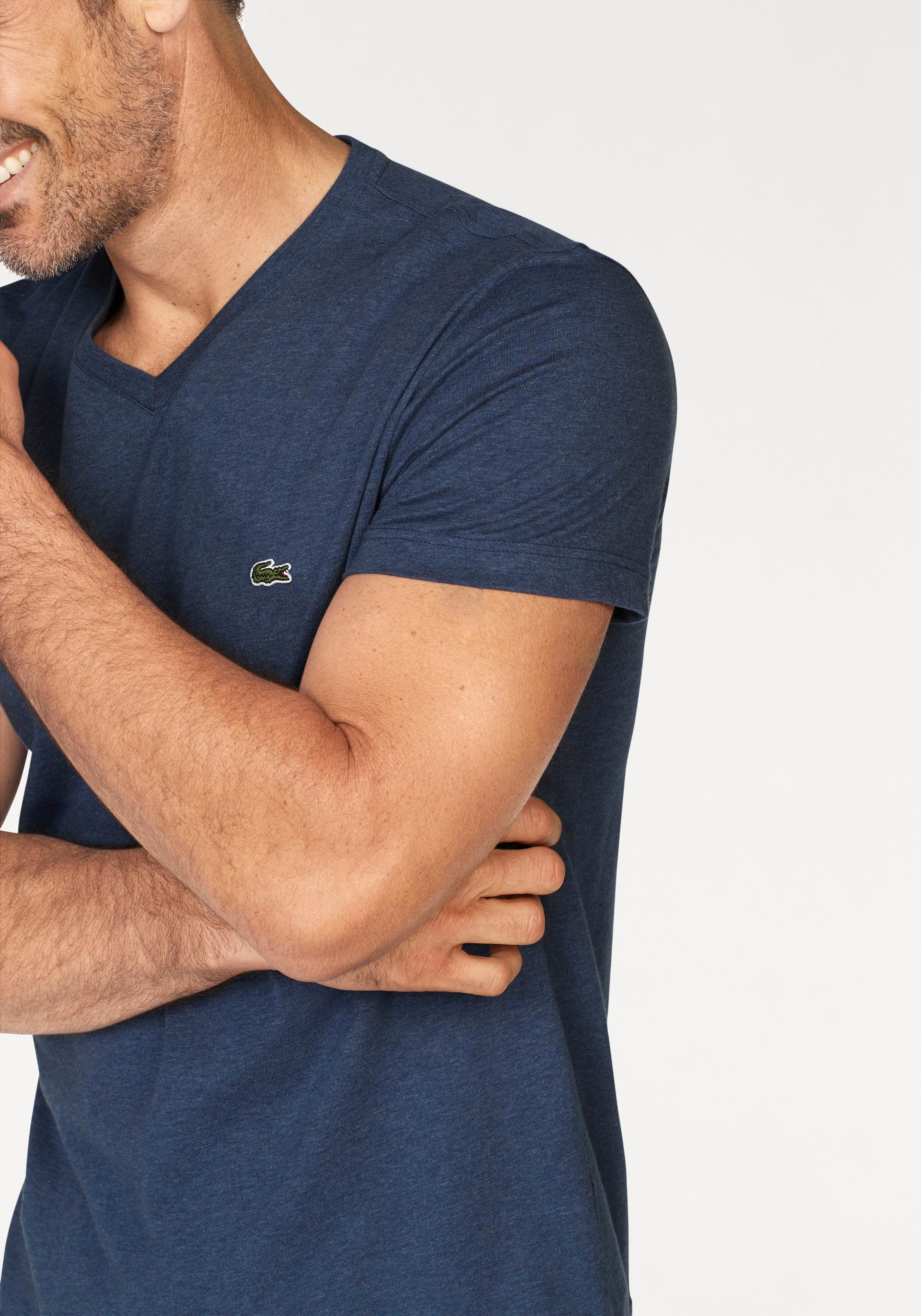 Lacoste V-Shirt, (1 tlg.), Iconisches Lacoste-Krokodil auf der Brust für  ein stilvolles Statemen online shoppen bei OTTO | 