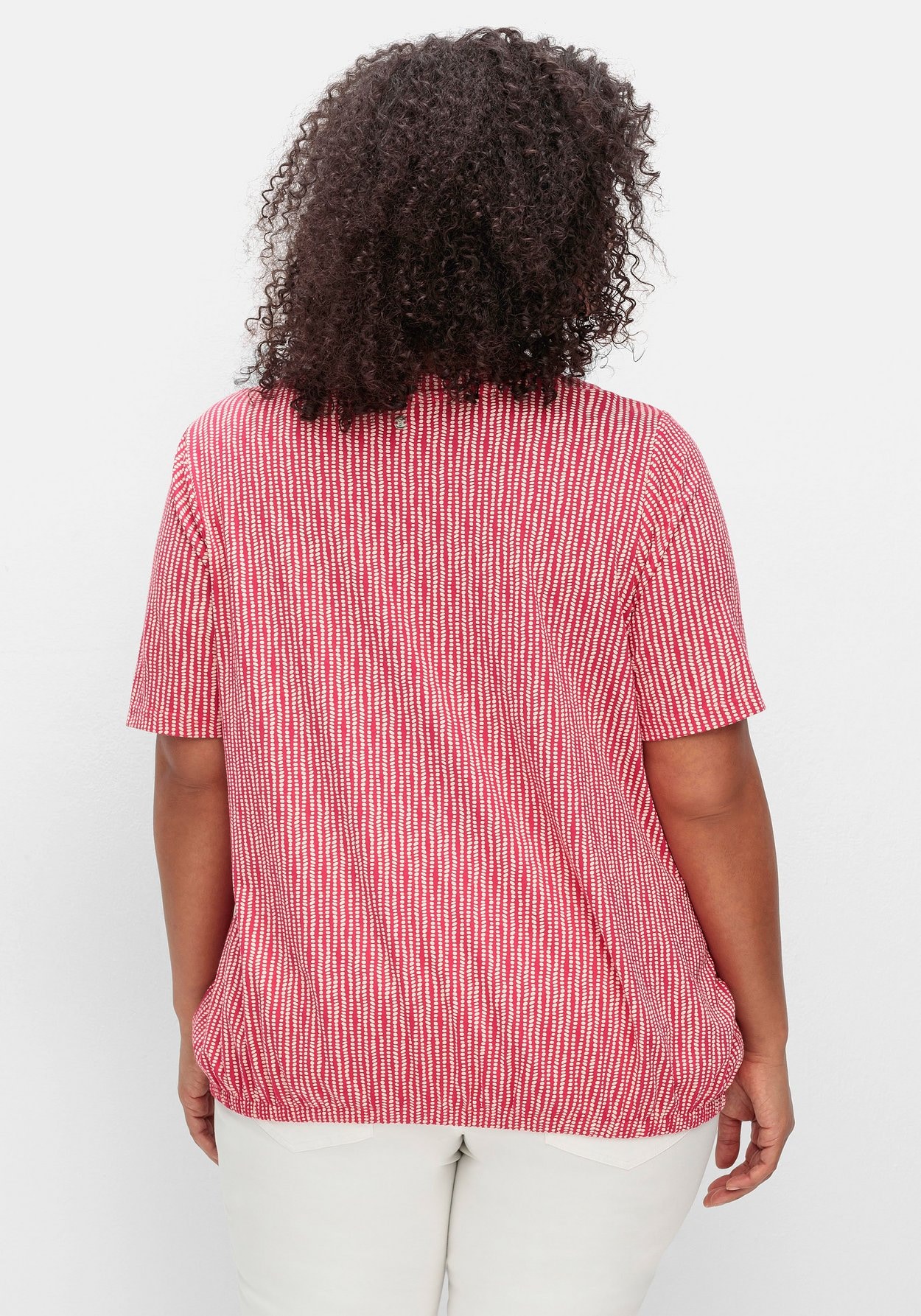 Sheego Rundhalsshirt »Shirt mit Minimal-Druck und Gummizugbund«, mit Minimal-Druck und Gummizugbund