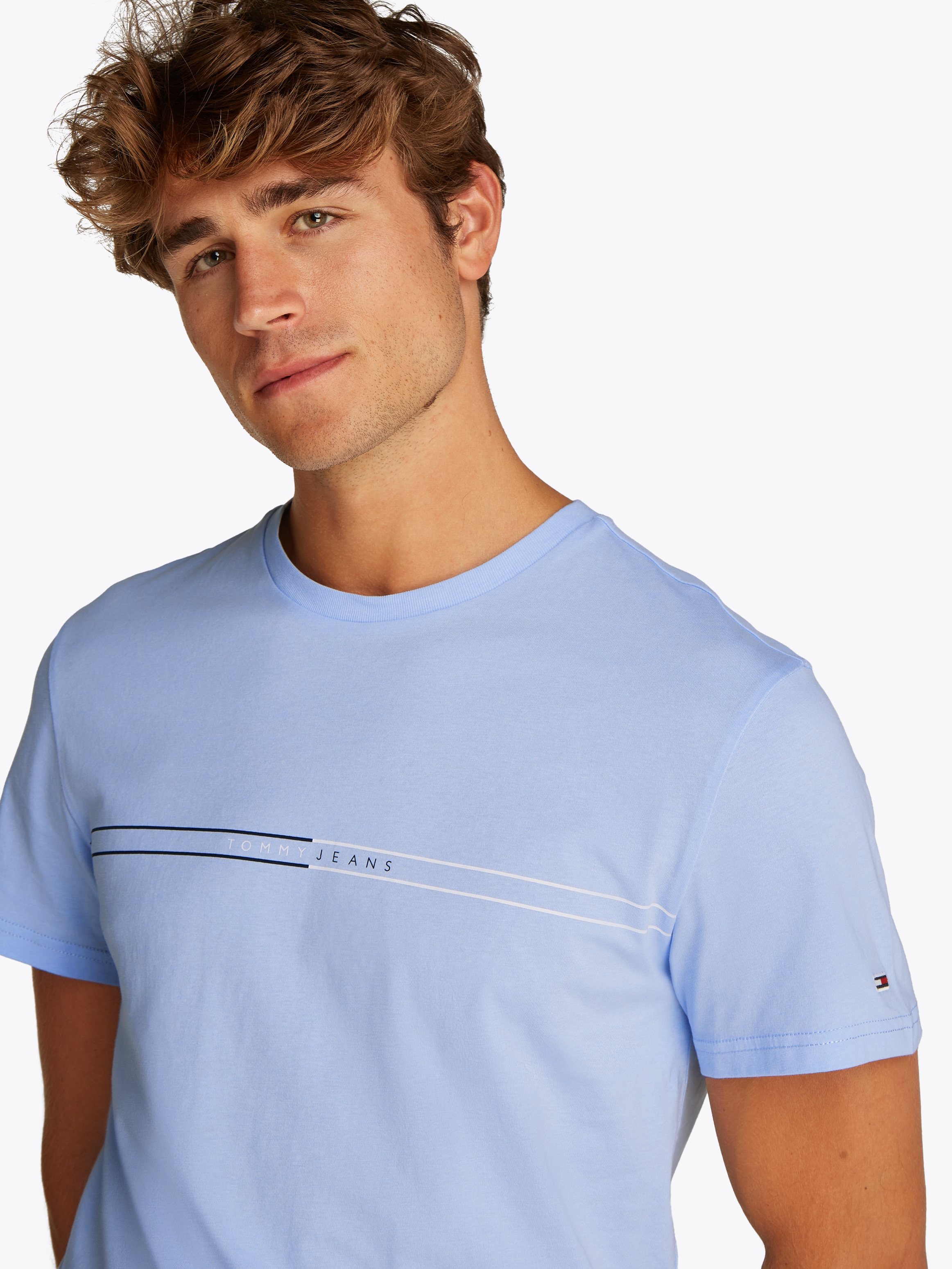 Tommy Jeans Kurzarmshirt »TJM SLIM ENTRY GRAPHIC TEE EXT«, Mit Rundhalsausschnitt