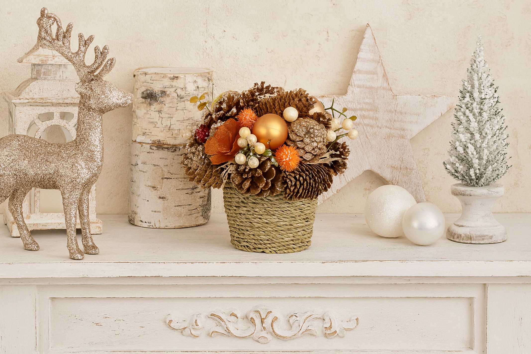 I.GE.A. Kunstblume »Natur-Gesteck Zapfen« Trockenblumen Christbaumkugeln Beeren, im Topf