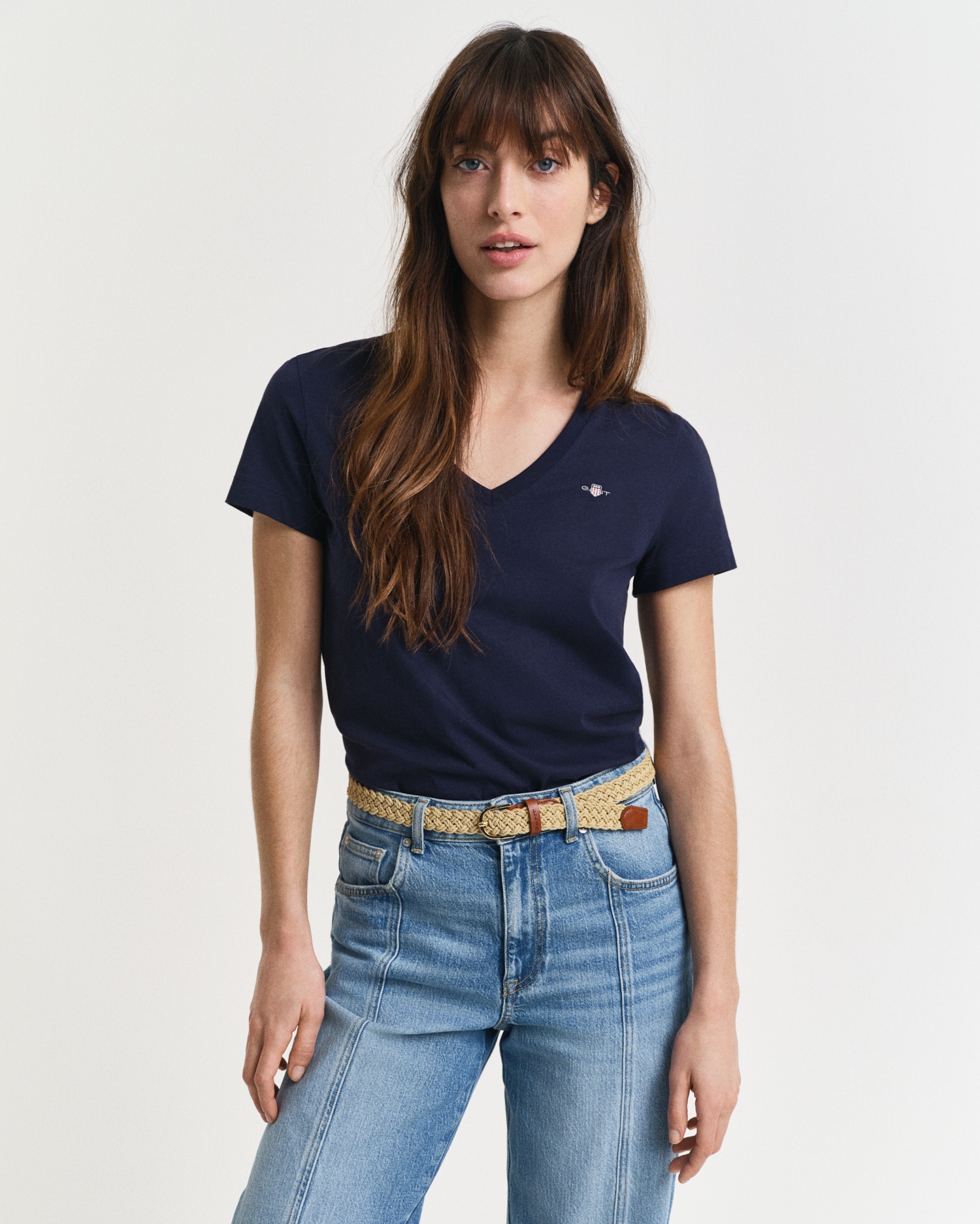 Gant T-Shirt »REG SHIELD KA V-NECK T-SHIRT«, mit einer kleinen Logostickerei auf der Brust