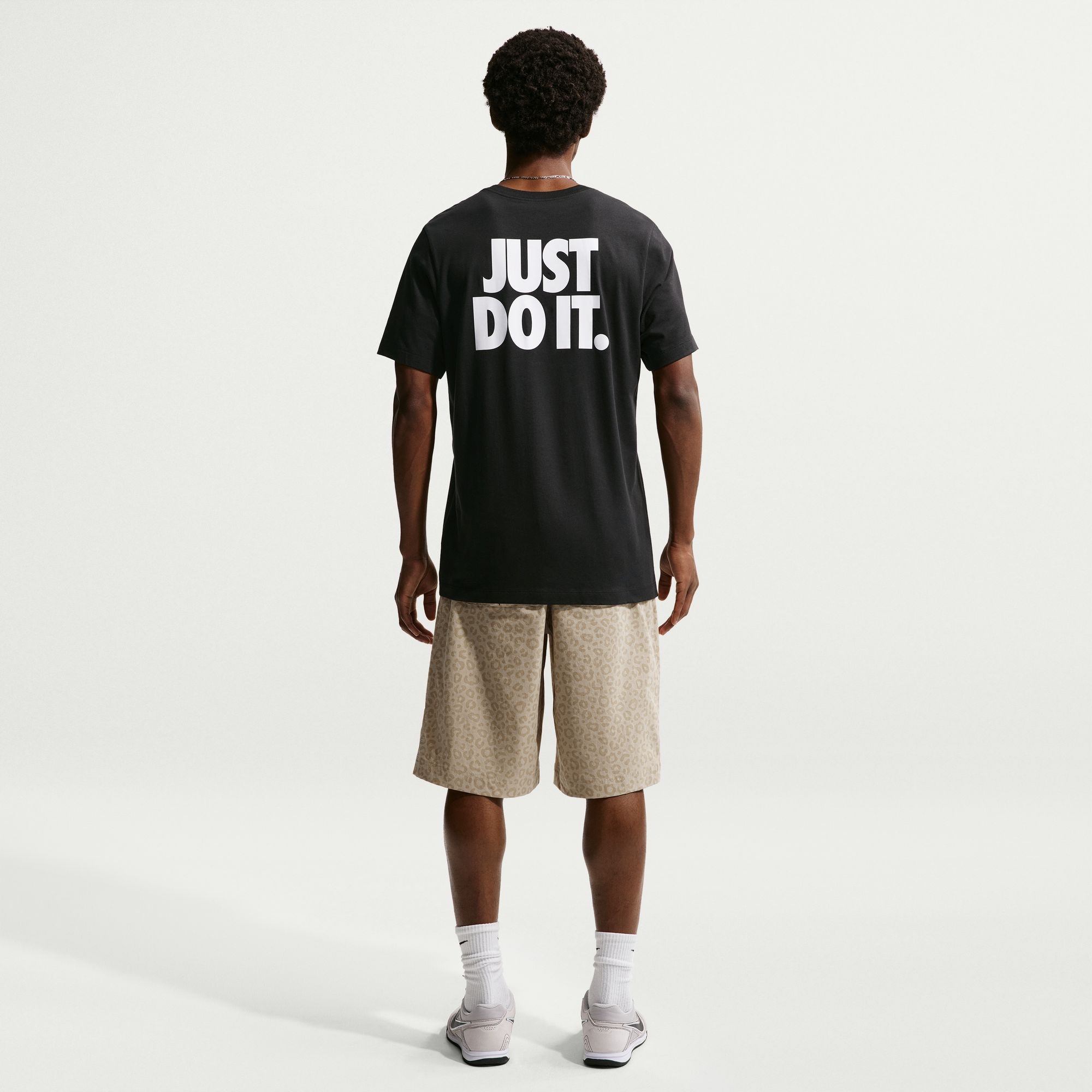 Nike T-Shirt »U NSW TEE STD JDI« mit sportlichem Rückenprint, hüftbedeckende Länge, Kurzarm, Rundhals