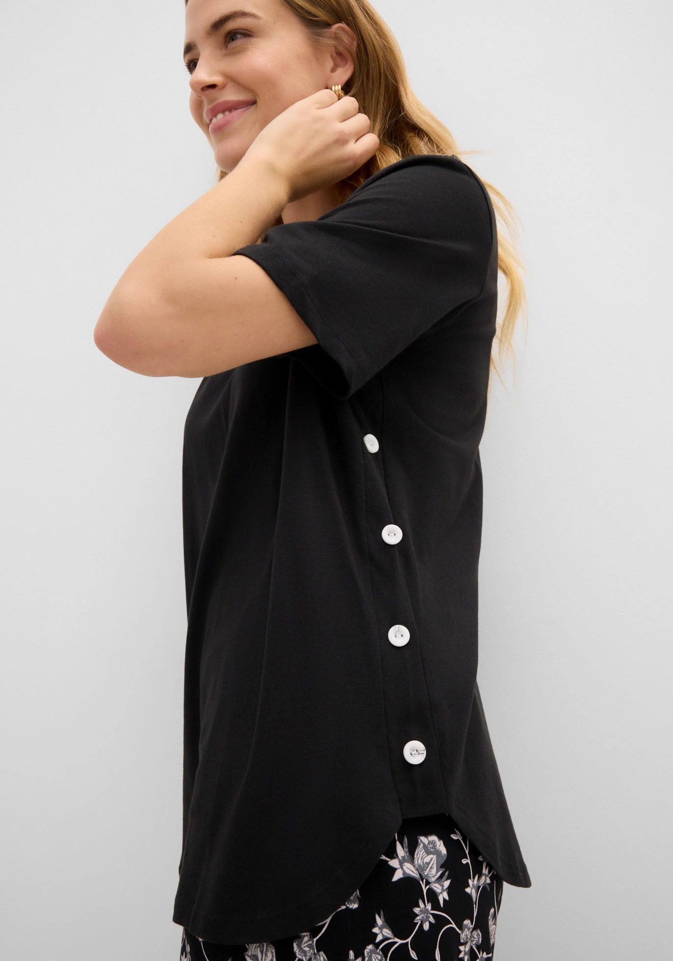 bonprix T-Shirt Oversize-Passform, Halbarm, mit tollem Knopfdetail