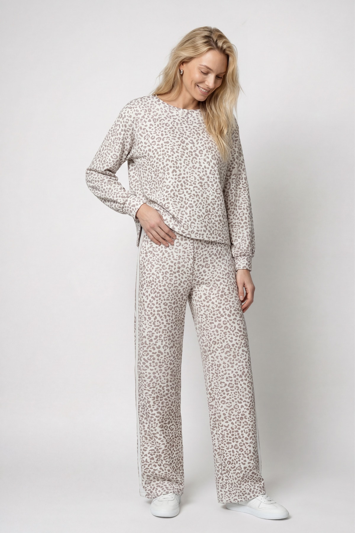 Monari Sweatshirt »Sweatshirt Leo allover«, Regular fit mit Leomuster
