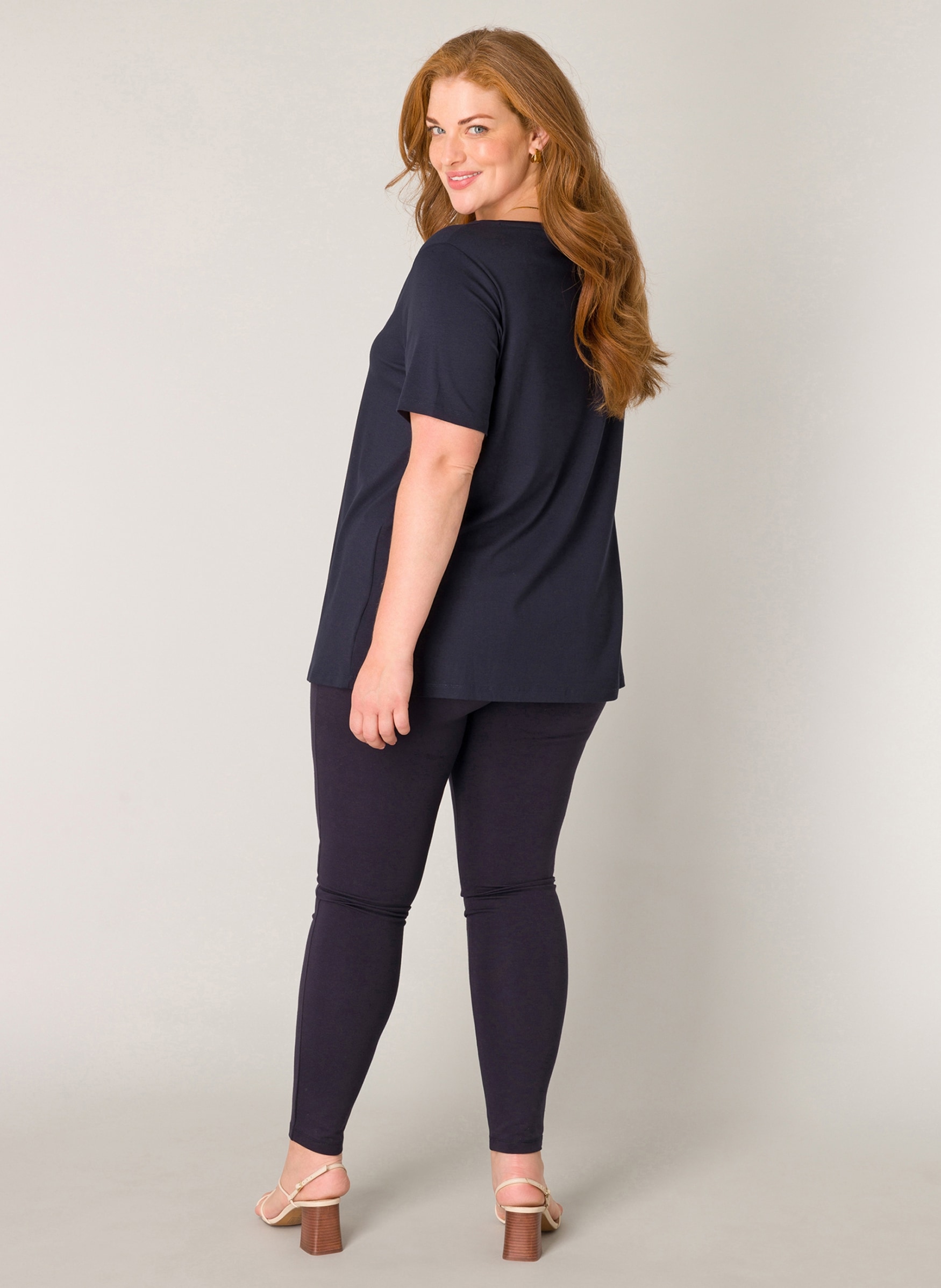 Base Level Curvy T-Shirt »Alba« mit V-Ausschnitt