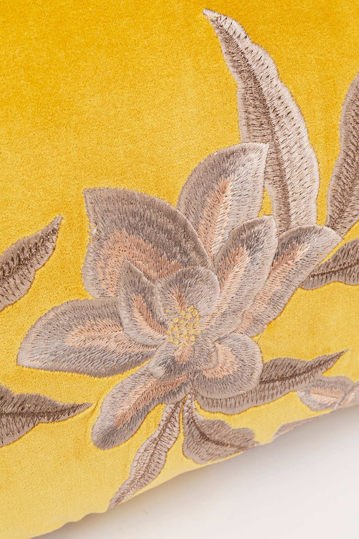 Kare Design Dekokissen »Lovely Flowers, Kissenhülle mit Füllung, 40x60 cm« stützt Kopf und Nacken angenehm und sorgt für erholsamen Schlaf