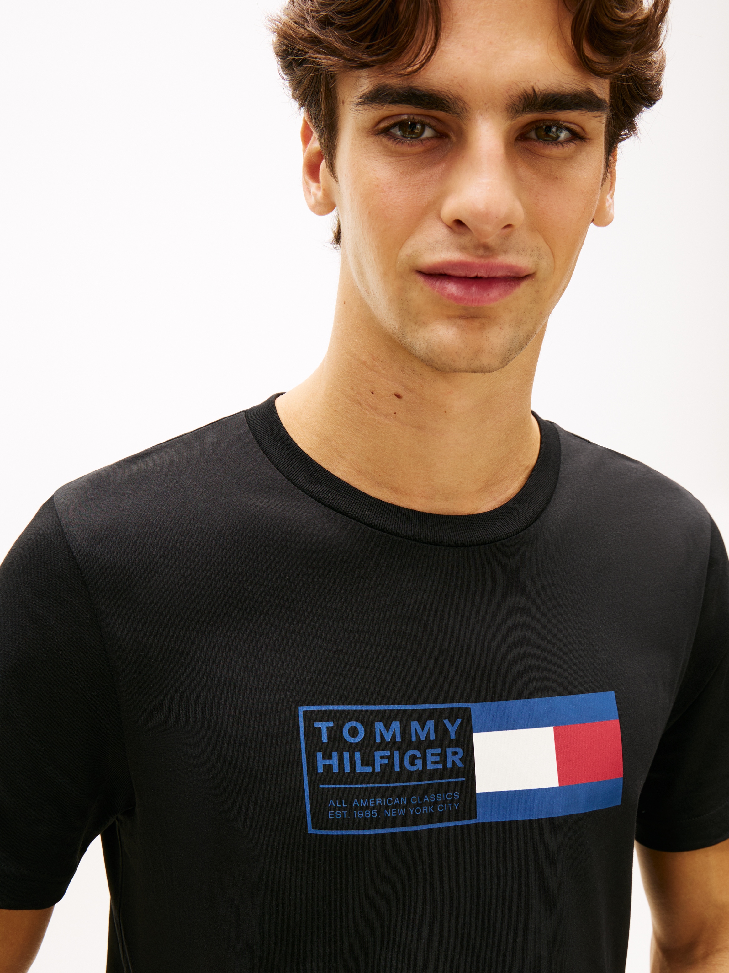 Tommy Hilfiger T-Shirt »BRAND LOVE TEXT BOX« regular fit, gerippter Rundhals