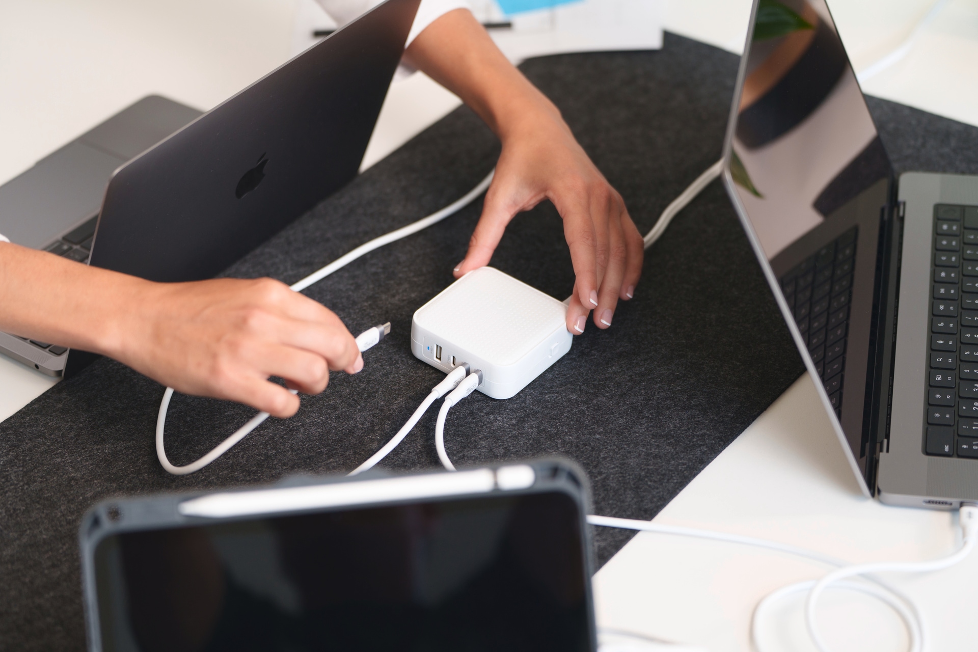Targus Schnelllade-Gerät »HyperJuice 100W GaN Travel Charger 3x USB-C + 1x USB-A«