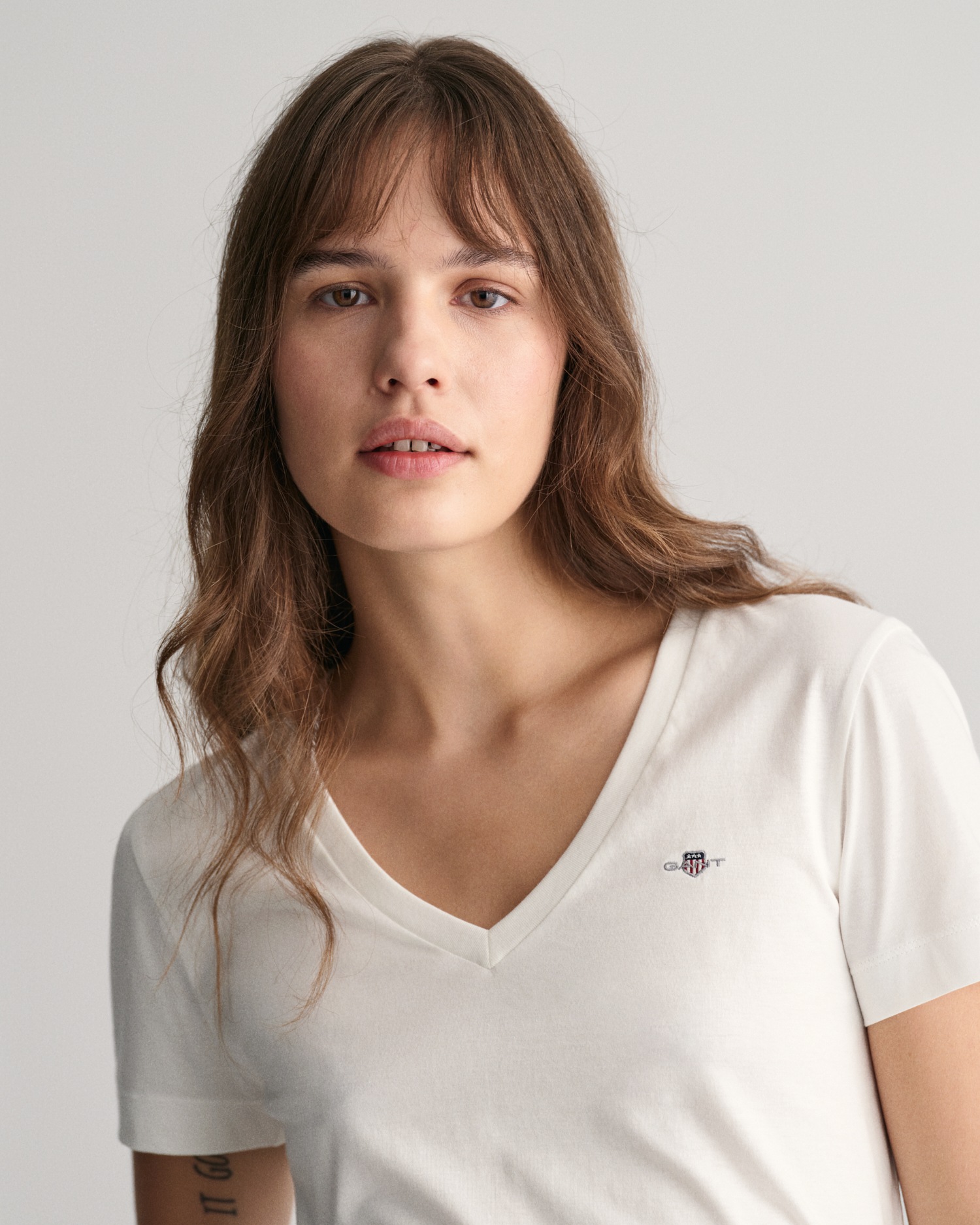 Gant T-Shirt »REG SHIELD KA V-NECK T-SHIRT«, mit einer kleinen Logostickerei auf der Brust
