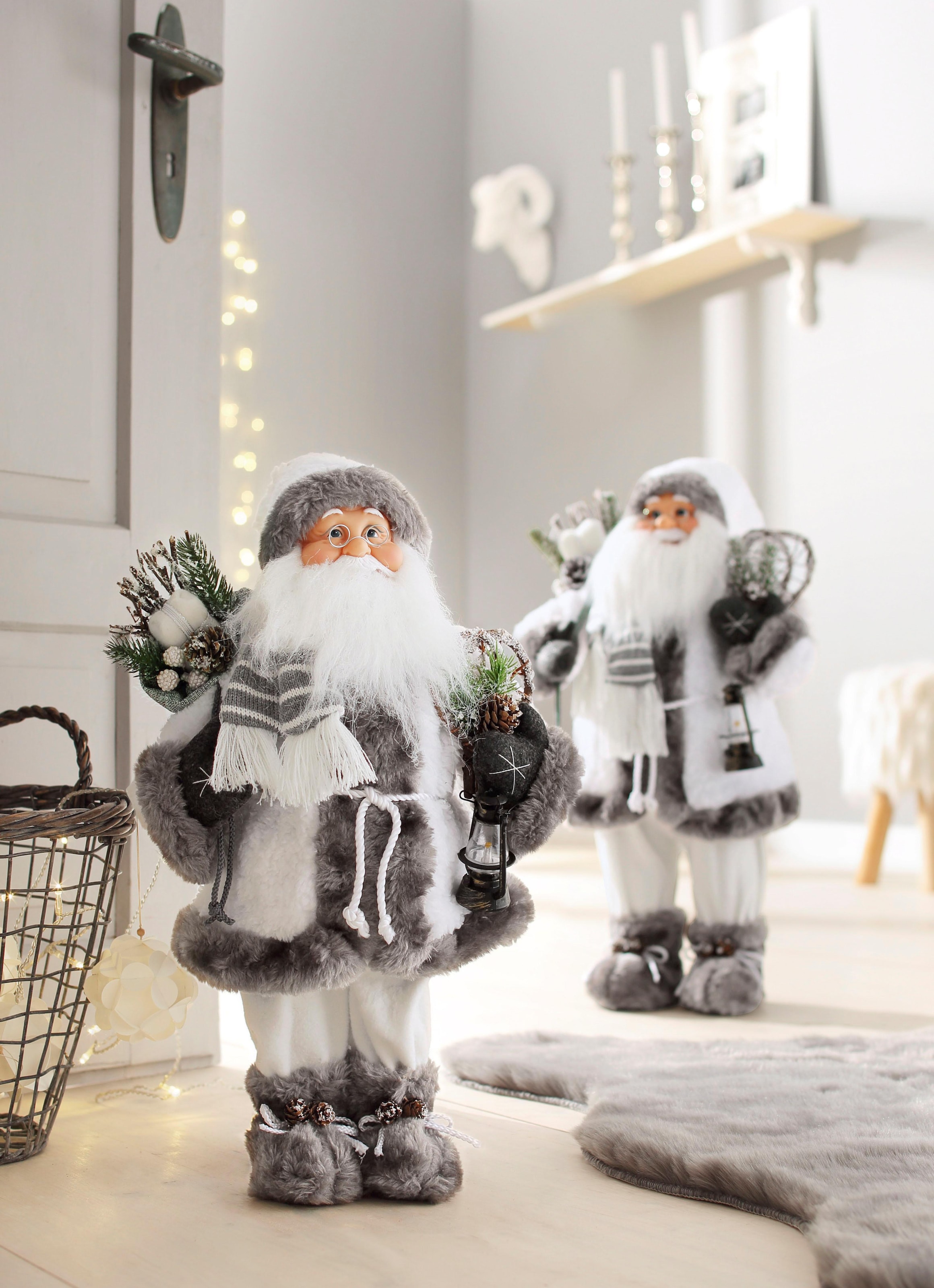 HOSSNER - HOMECOLLECTION Weihnachtsmann »Santa mit weißem Mantel und Laterne«, Weihnachtsdeko