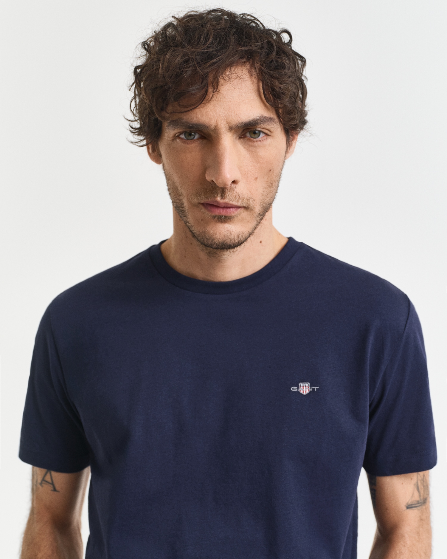 Gant T-Shirt »REG SHIELD SS T-SHIRT«, mit Logostickerei auf der Brust