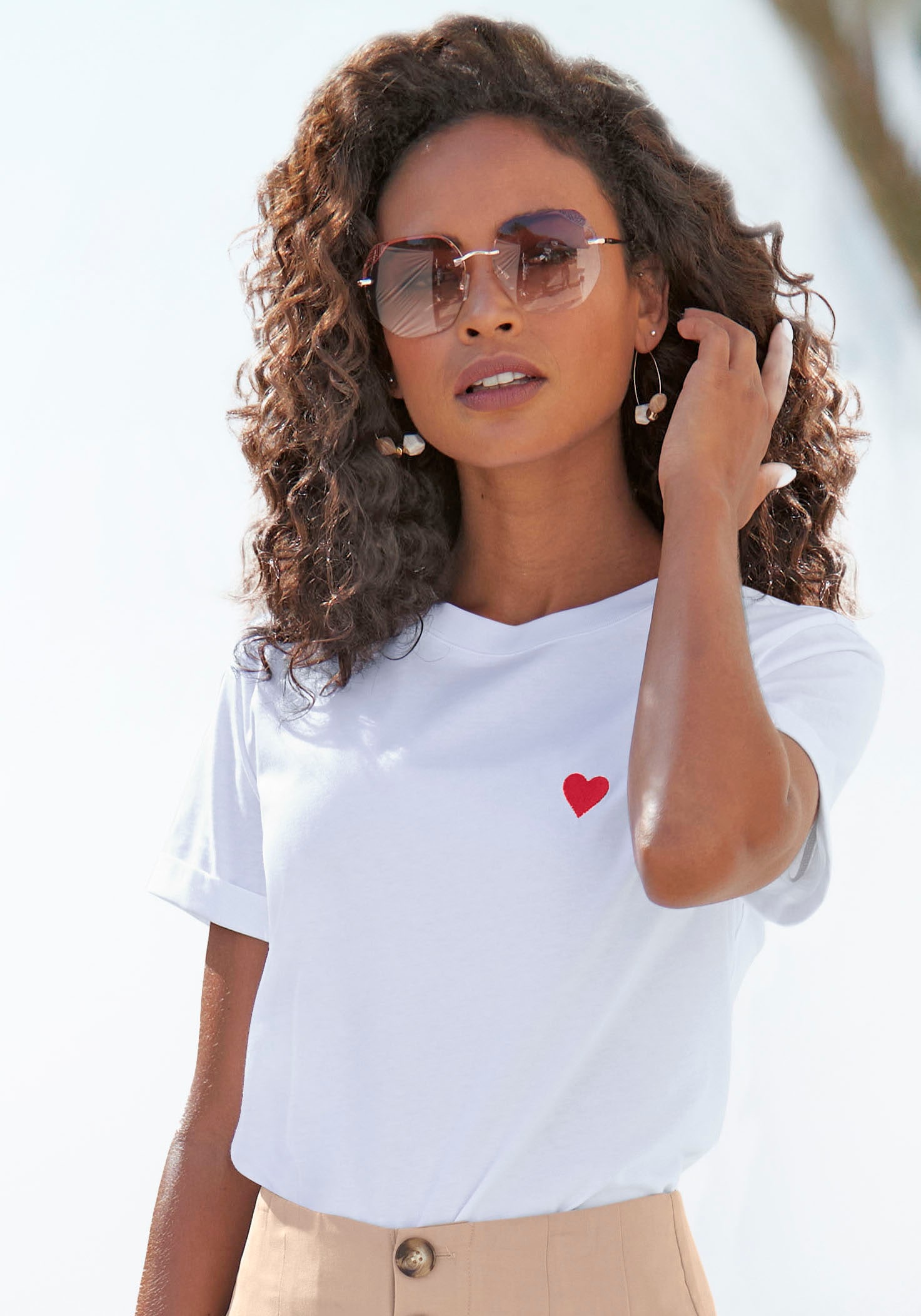 LASCANA T-Shirt, mit OTTO süßer bei online Herz-Stickerei, aus Baumwolle Kurzarmshirt