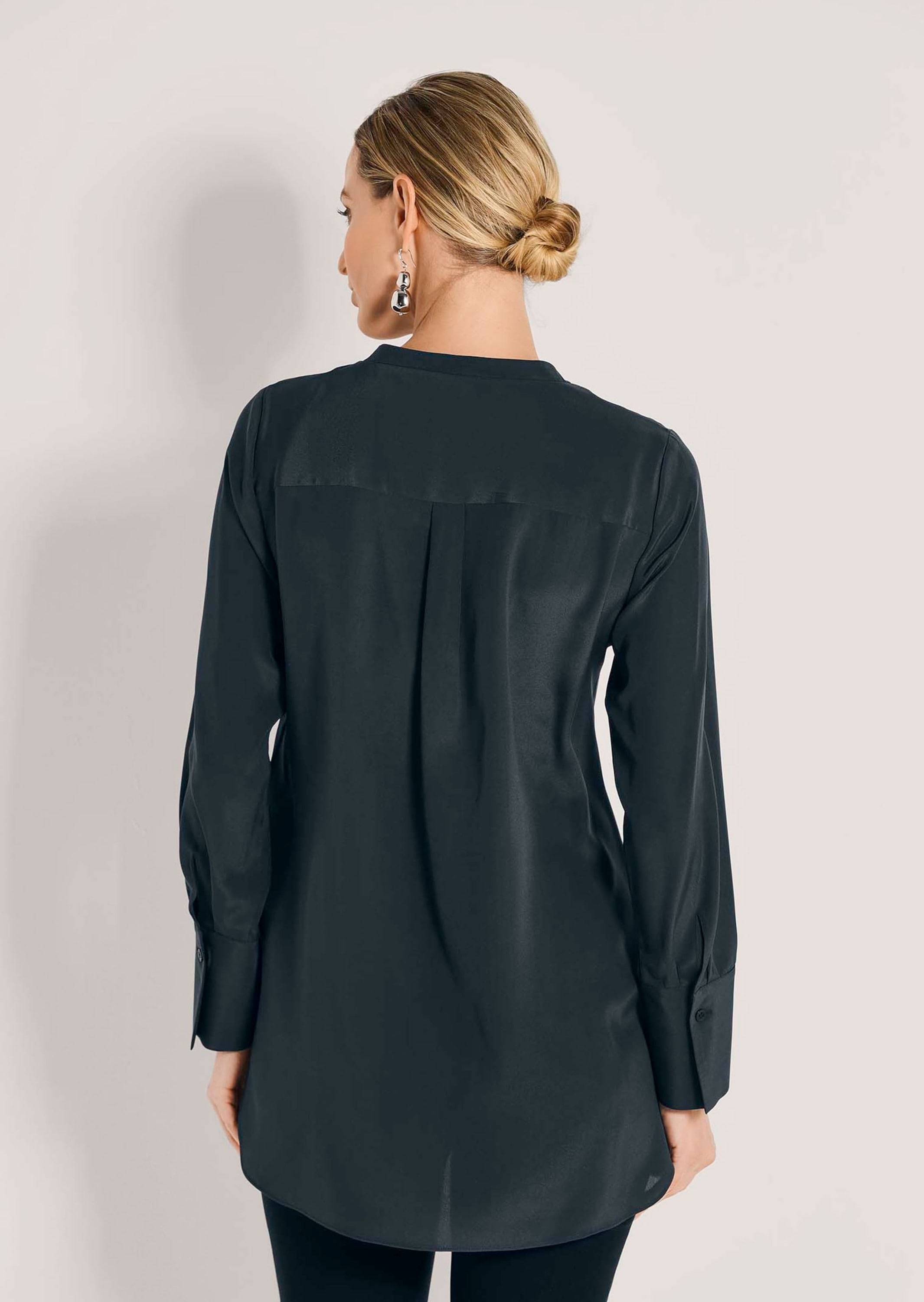 MADELEINE Hemdbluse »Bluse Lange Seidenbluse in kragenloser Form«