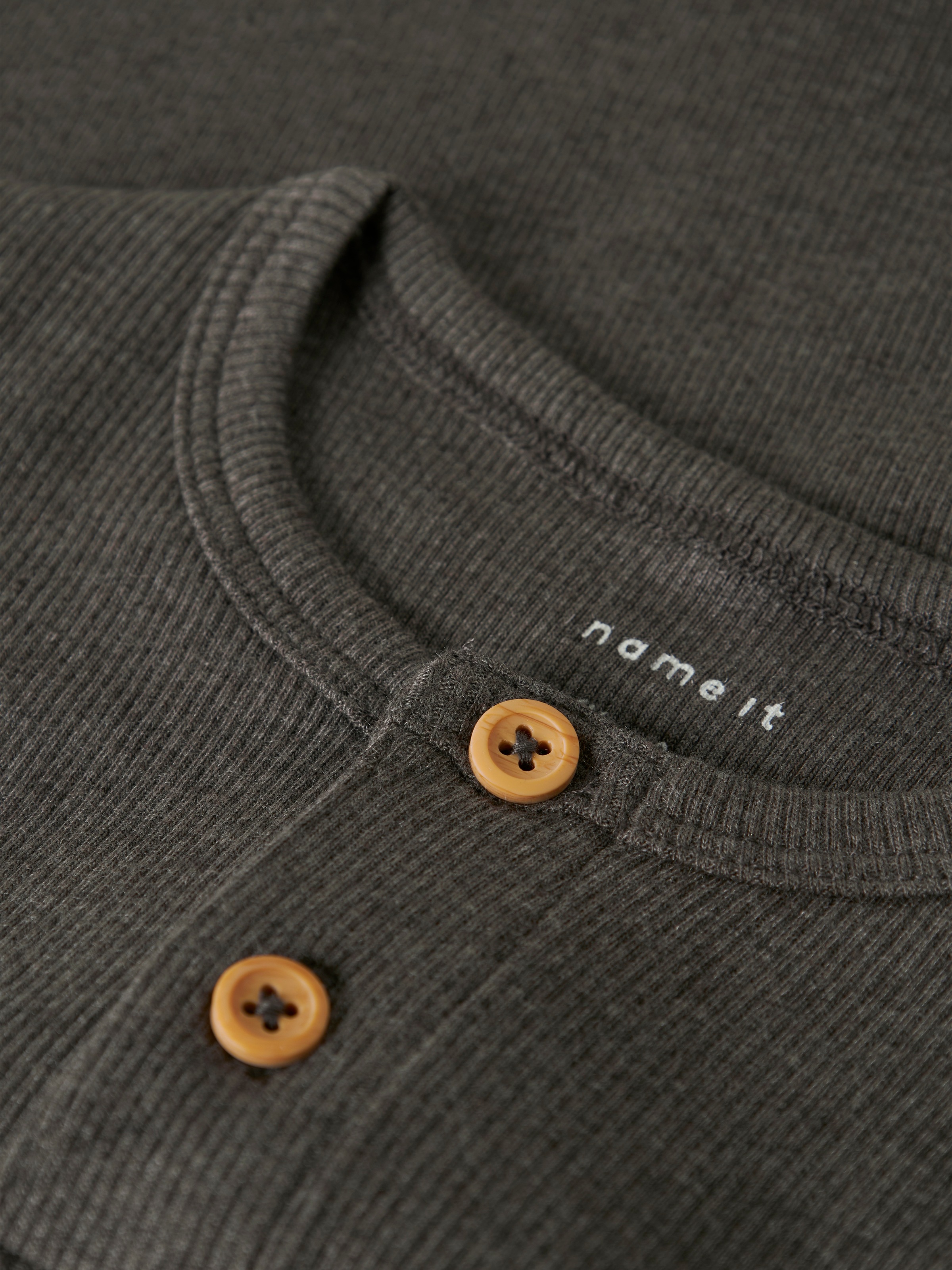 Name It Langarmshirt »NMMKAB LS TOP NOOS«, im Henley-Stil - mit kurzer Knopfleise am Ausschnitt
