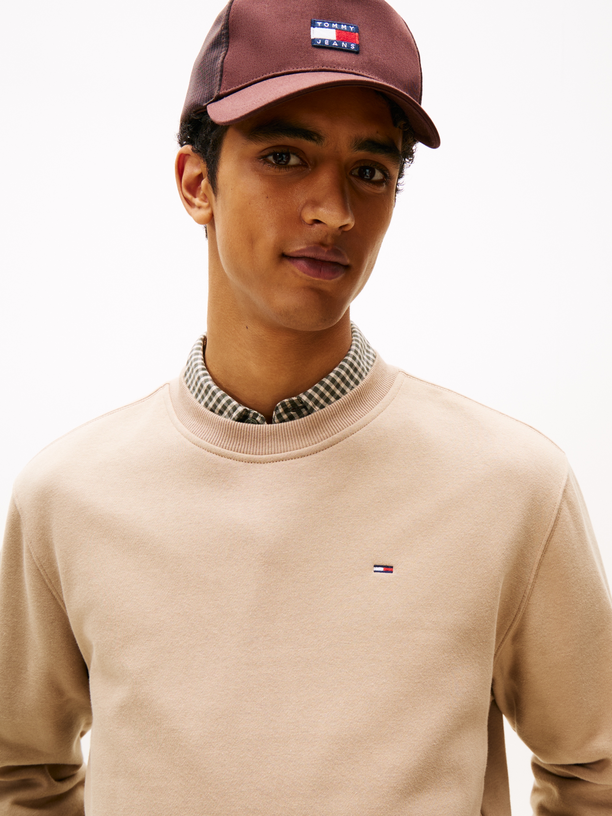 Tommy Jeans Sweatshirt »TJM REG S FLAG CREW« Mit besticktem Markenlogo auf Brusthöhe