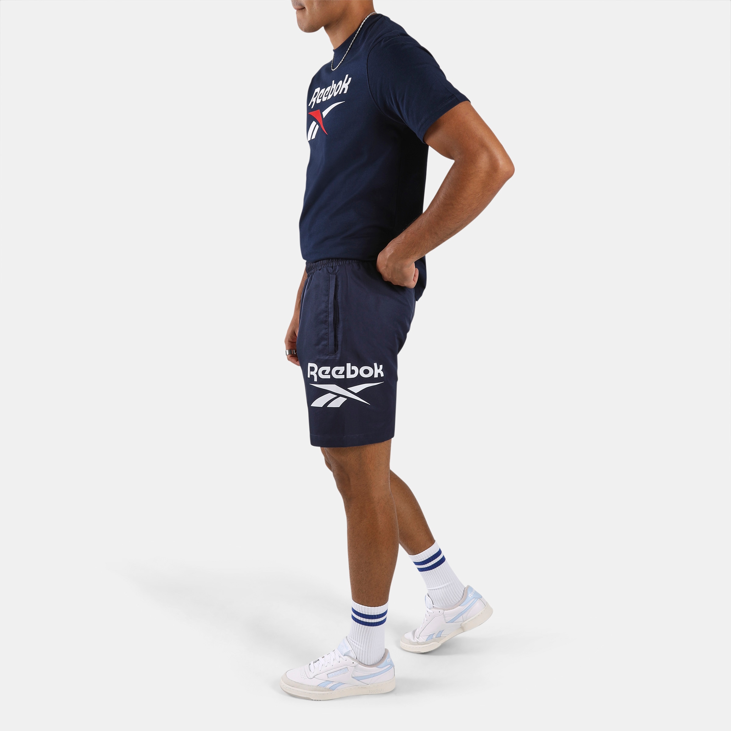 Reebok Trainingsshorts »ID 1-COLOR LOGO 7" WOVEN SHORT«  sportlicher Stil, bequeme Passform