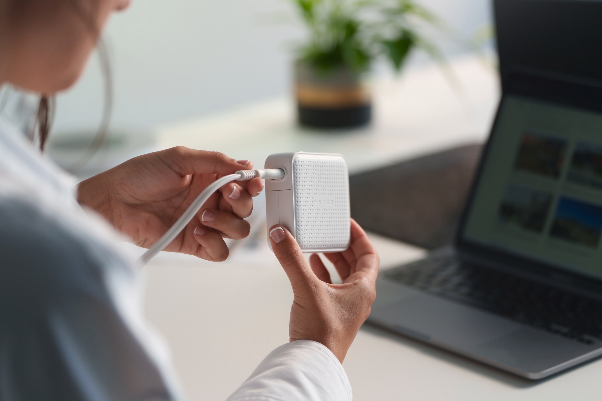 Targus Schnelllade-Gerät »HyperJuice 100W GaN Travel Charger 3x USB-C + 1x USB-A«