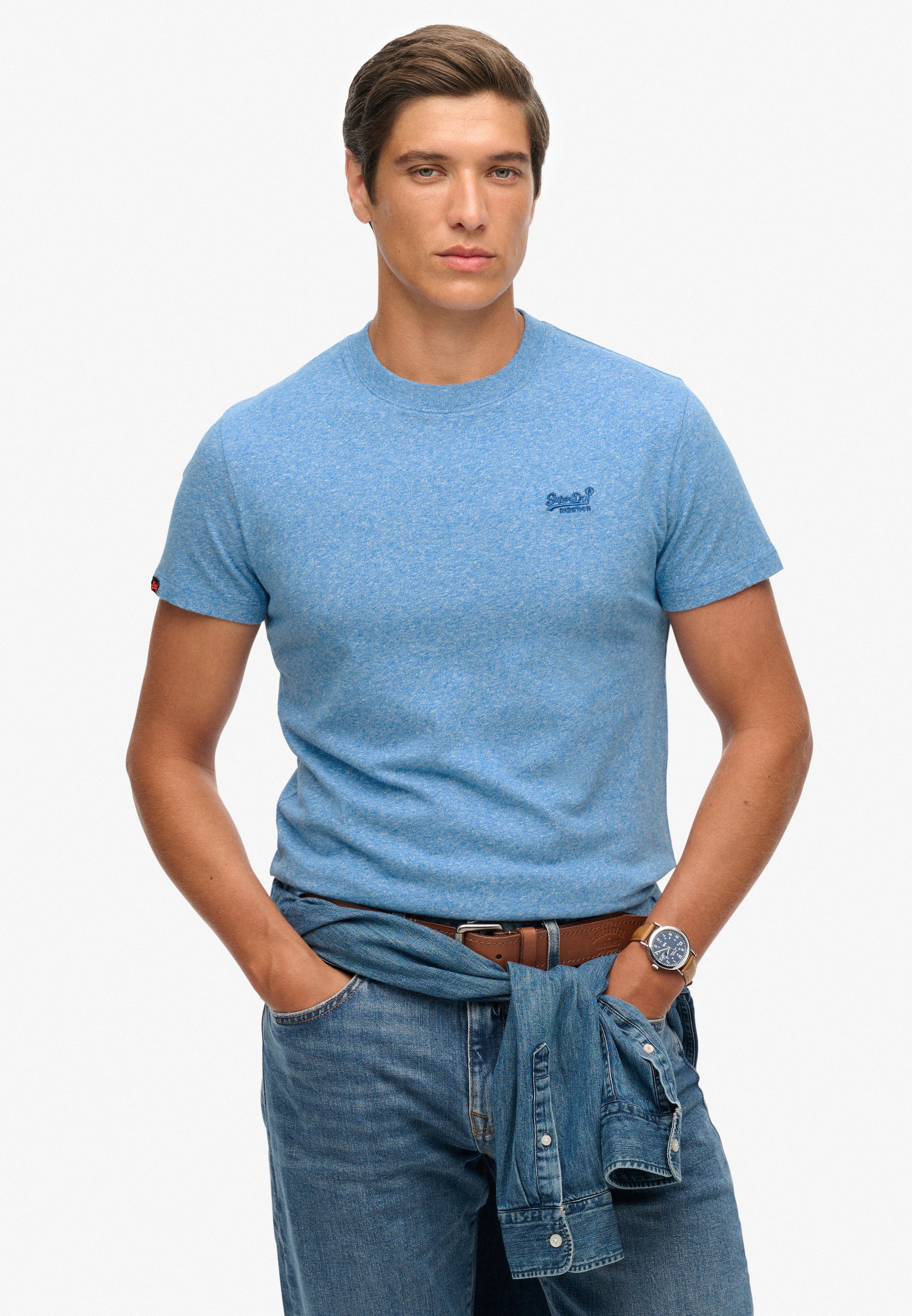 Superdry Rundhalsshirt »ESSENTIAL LOGO EMB TEE« aus Baumwolle und Single Jersey, Slim Fit, Kurzarm, hüftlang