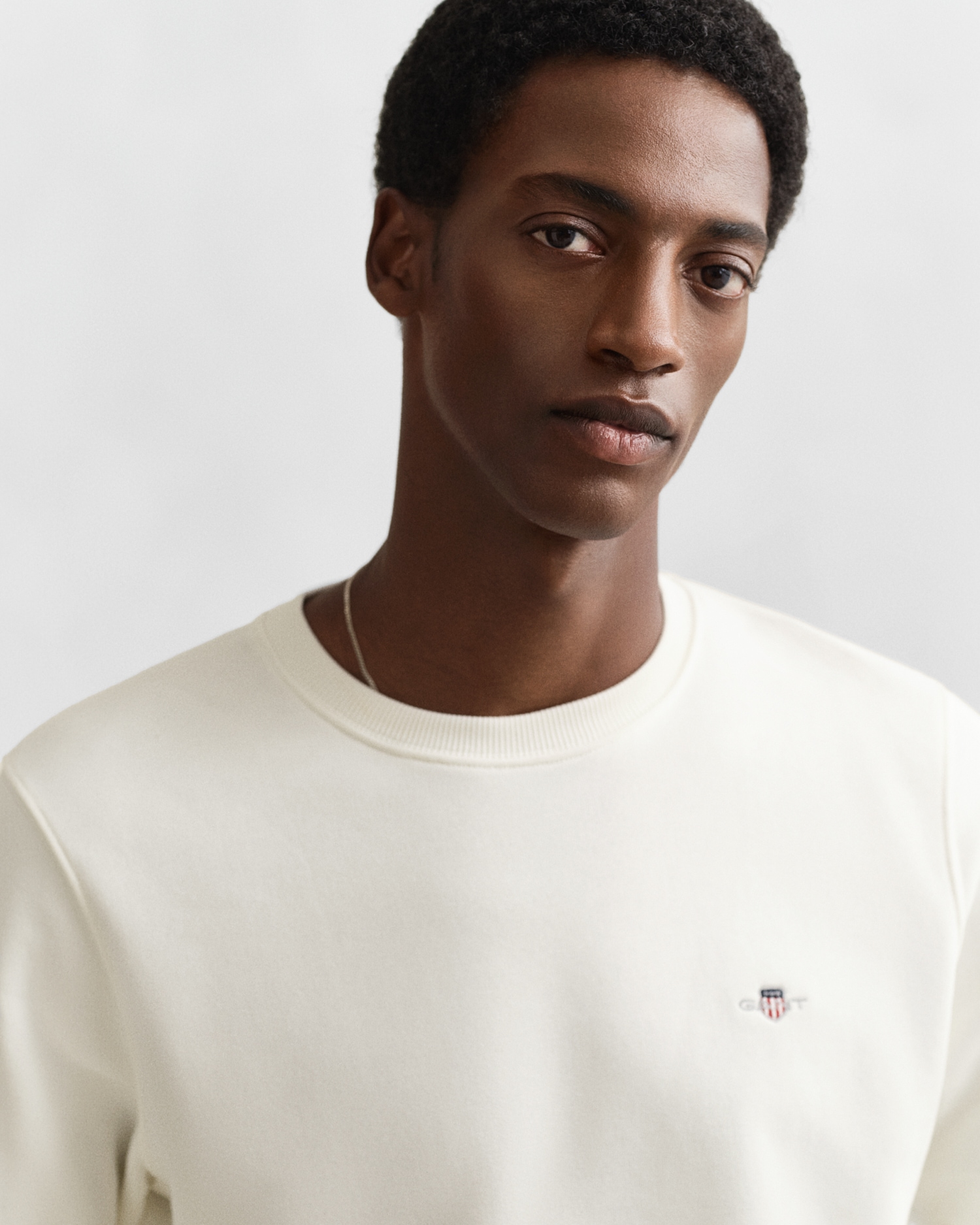 Gant Sweatshirt »REG SHIELD C-NECK SWEAT«, mit Logostickerei auf der Brust
