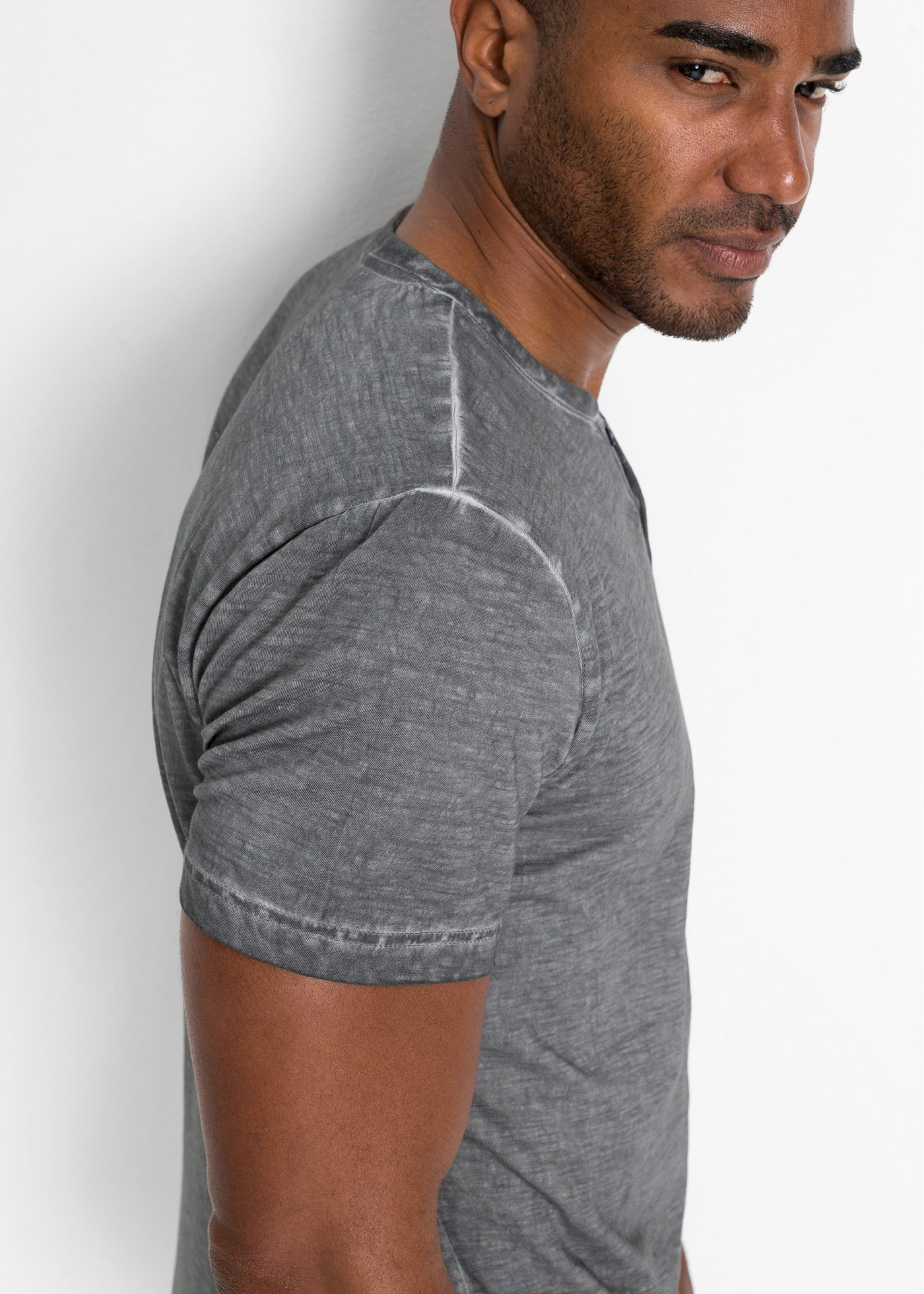 bonprix Henleyshirt Regular fit, Kurzarm, aus Baumwolle, Fade Out Look