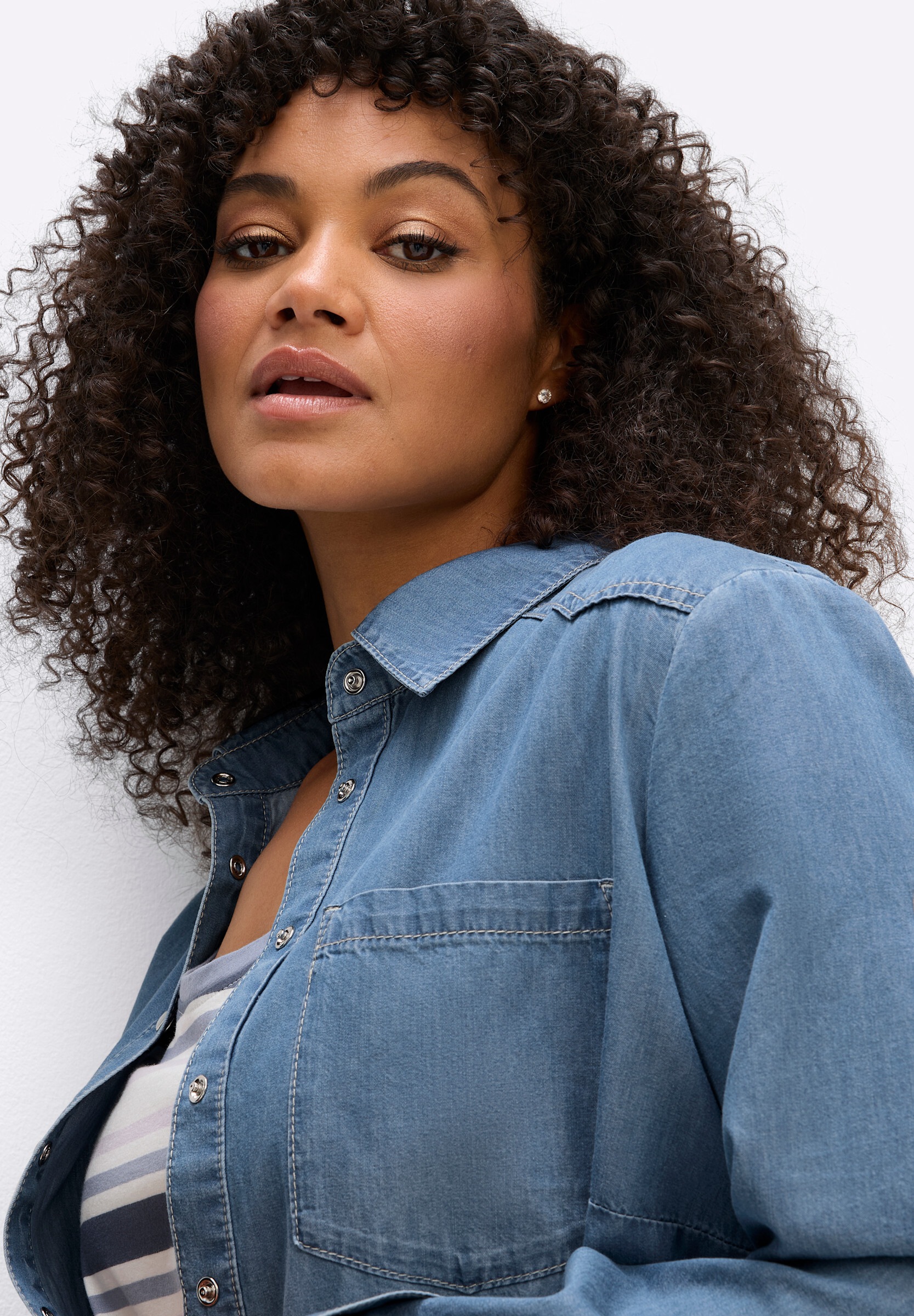 Sheego Jeansbluse »Jeansbluse Jeansbluse in leichter Waschung«
