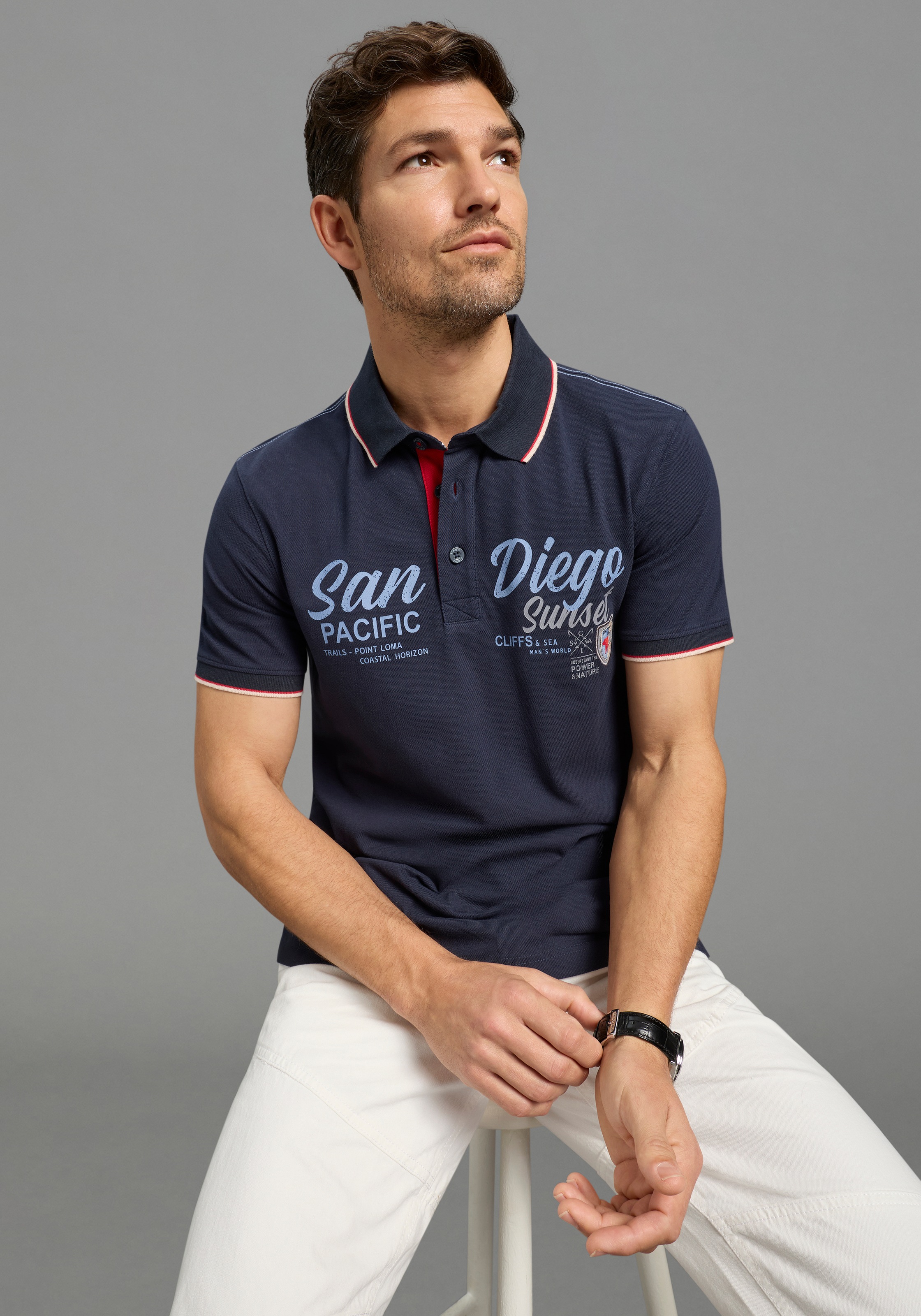 Man's World Poloshirt »Neue Kollektion!« normale Passform, Kurzarm, mit Print und Badge, aus Piqué-Material