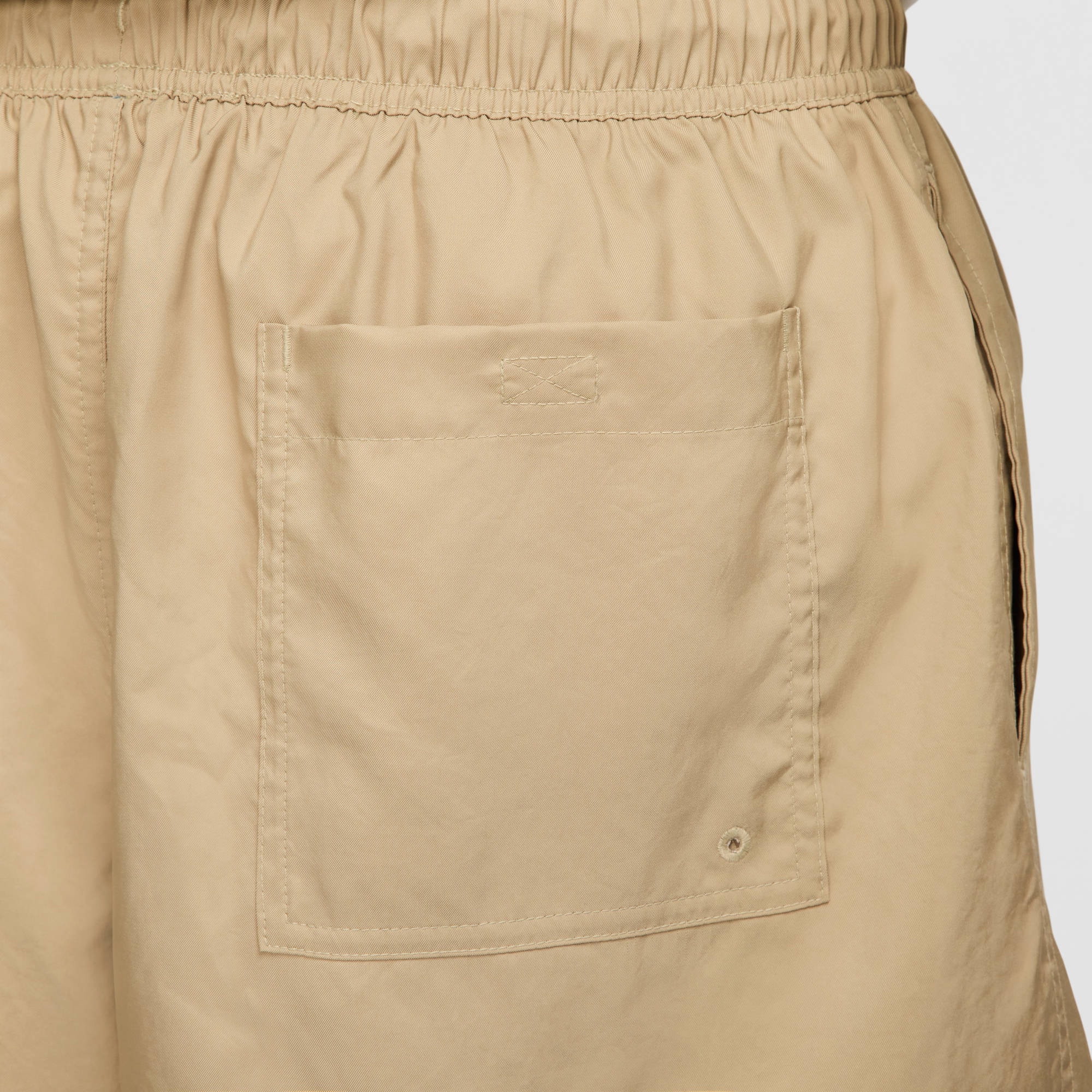 Nike Sportswear Shorts »Nike Club Men's Woven Flow Shorts«  mit Eingrifftaschen und Gesäßtasche, schnell trocknend, pflegeleicht
