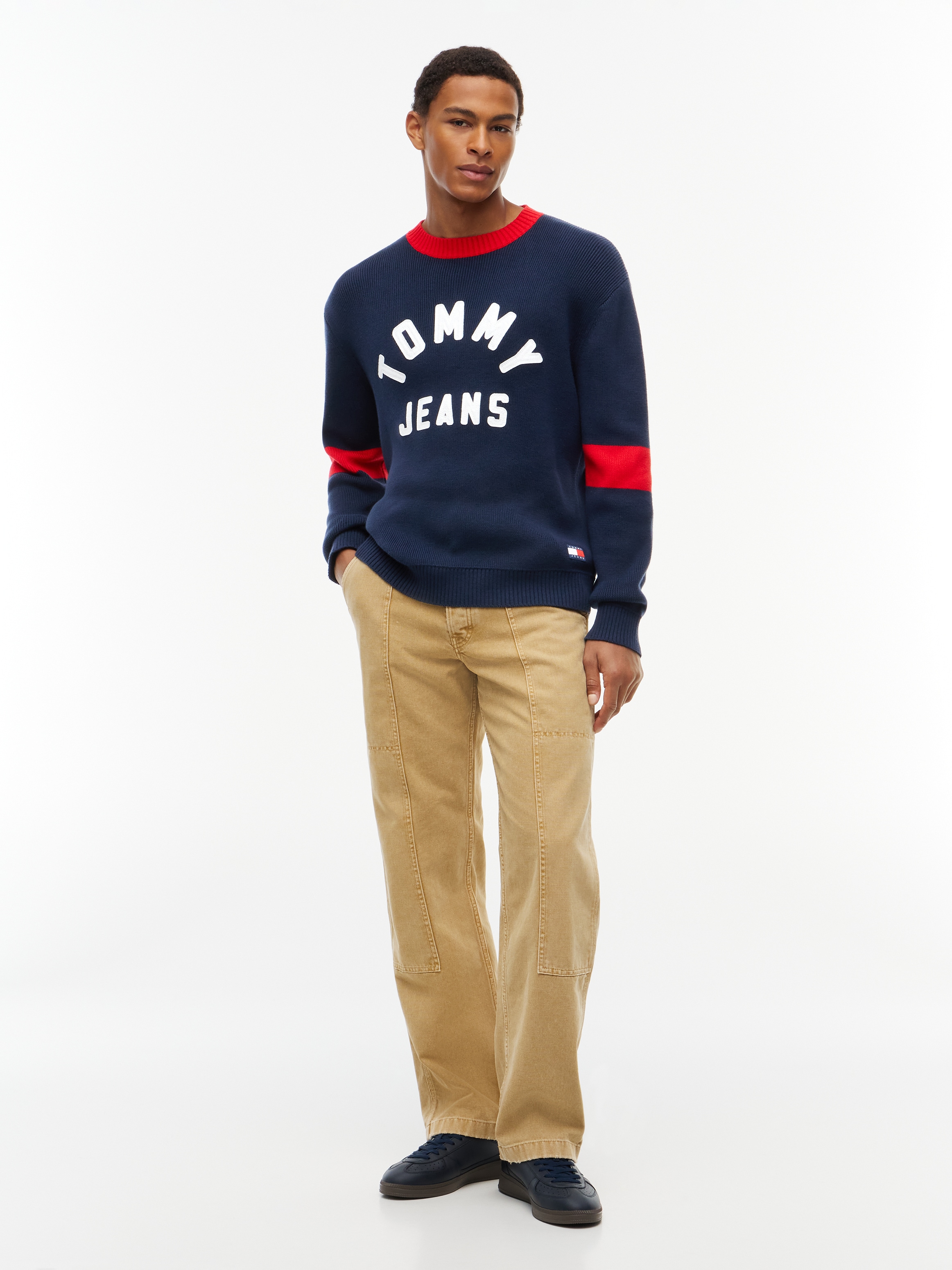 Tommy Jeans Rundhalspullover »TJM REGULAR NEW CLASSICS SWEATER« mit Logo-Applikation
