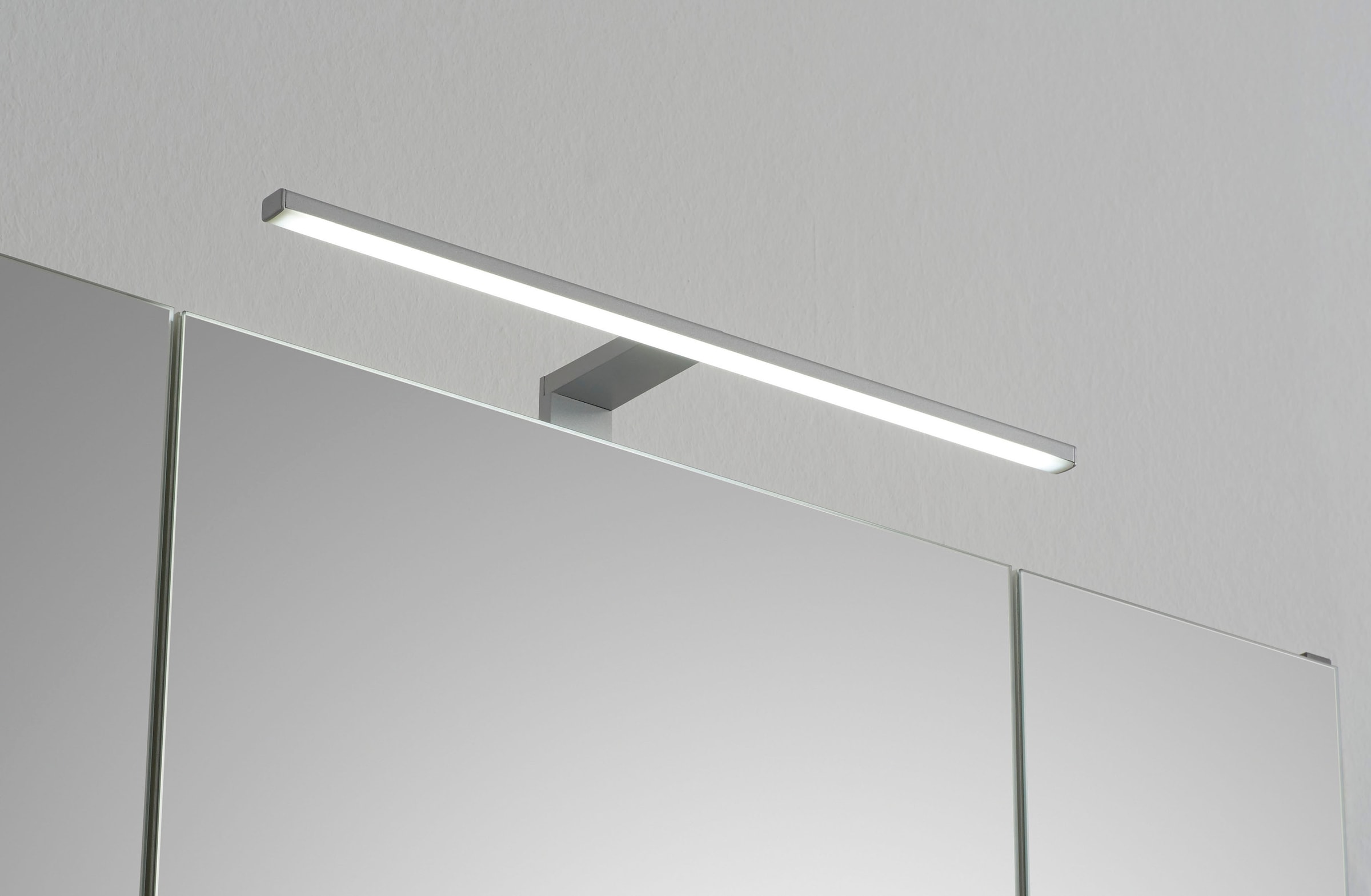 Saphir Spiegelschrank »Quickset 357 Badschrank, 3 Spiegeltüren, 6 Einlegeböden, 80 cm breit«, inkl. LED-Beleuchtung, Türdämpfer, Schalter-/Steckdosenkombination