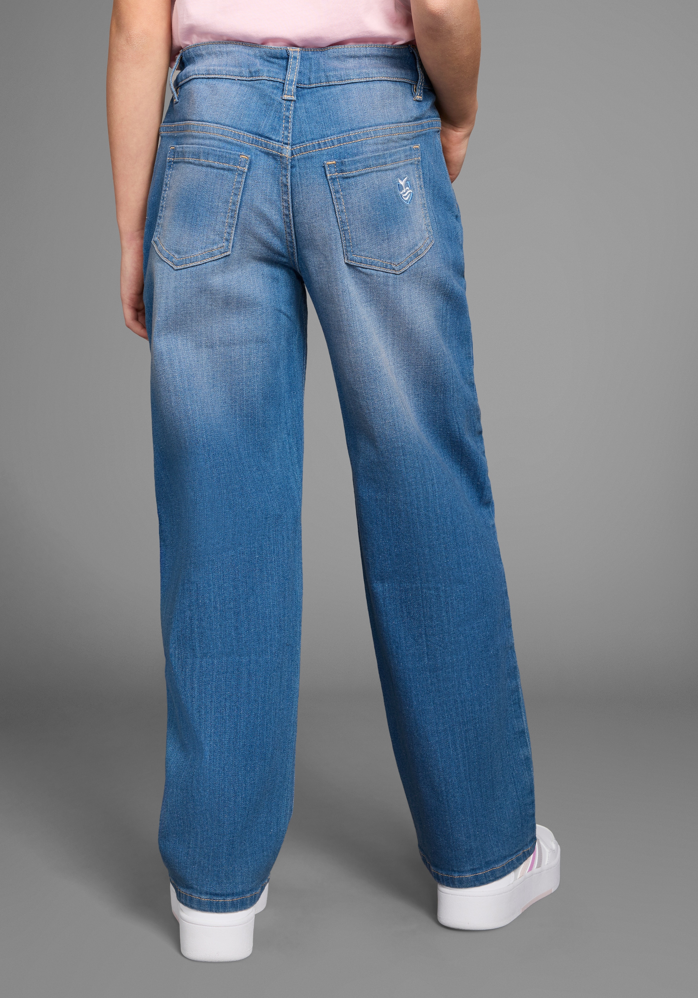 KIDSWORLD Loose-fit-Jeans »Mädchenjeans in weiter Form«, Weite Jeans mit Logo-Stickerei