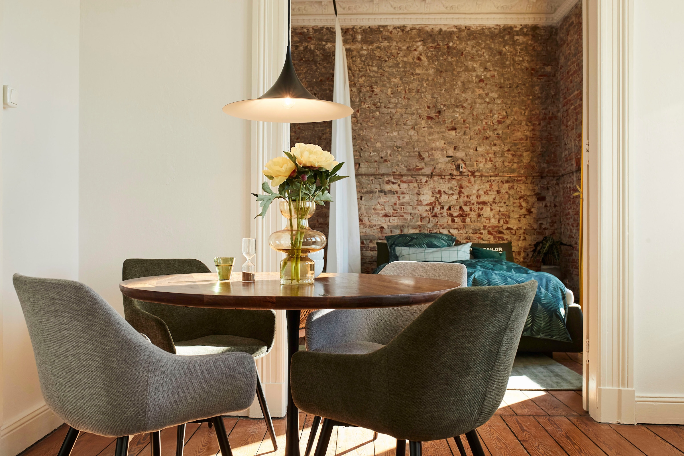TOM TAILOR HOME Esstisch »T-MODERN TABLE ROUND«, aus Mangoholz, Knopfdetail, Moderne Eleganz durch abgerundete Kante