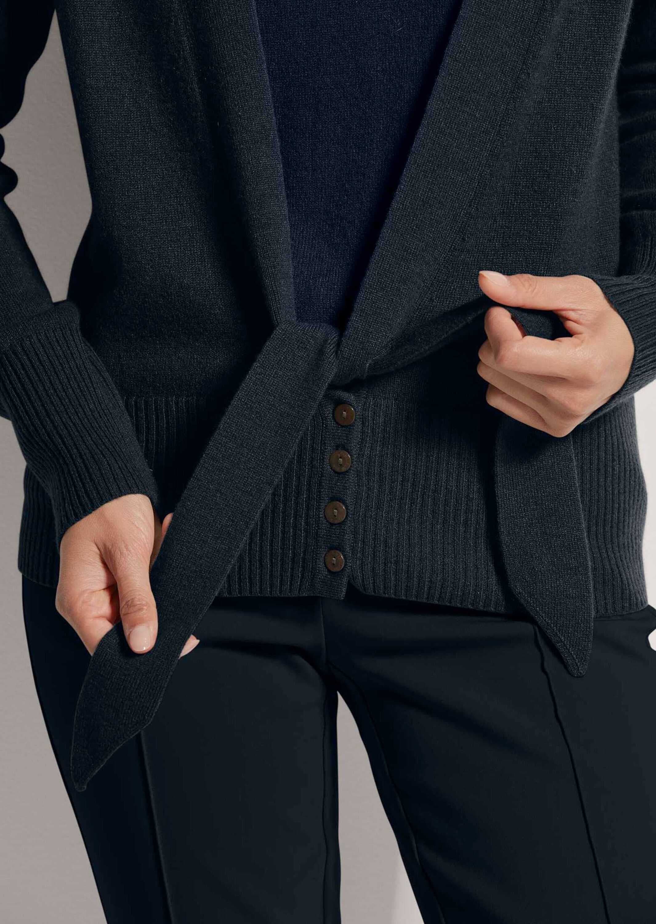 MADELEINE Strickjacke »Strickjacke Kaschmir-Strickjacke mit tiefem V-Ausschnitt und Bindeband«