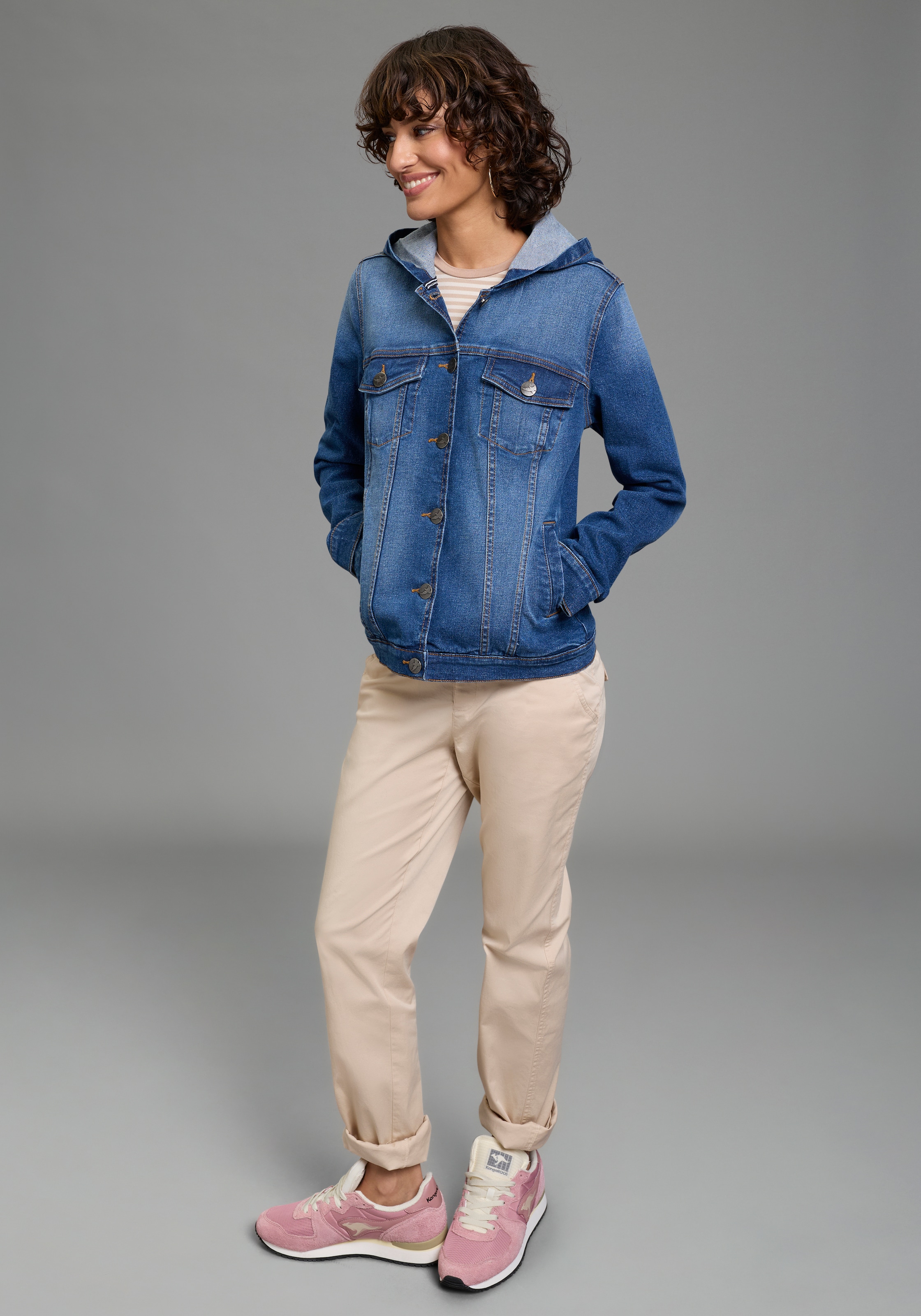 Arizona Jeansjacke mit Kapuze mit Kapuze, Regular Fit, mit Knopfleiste, mit Knopf-Applikationen