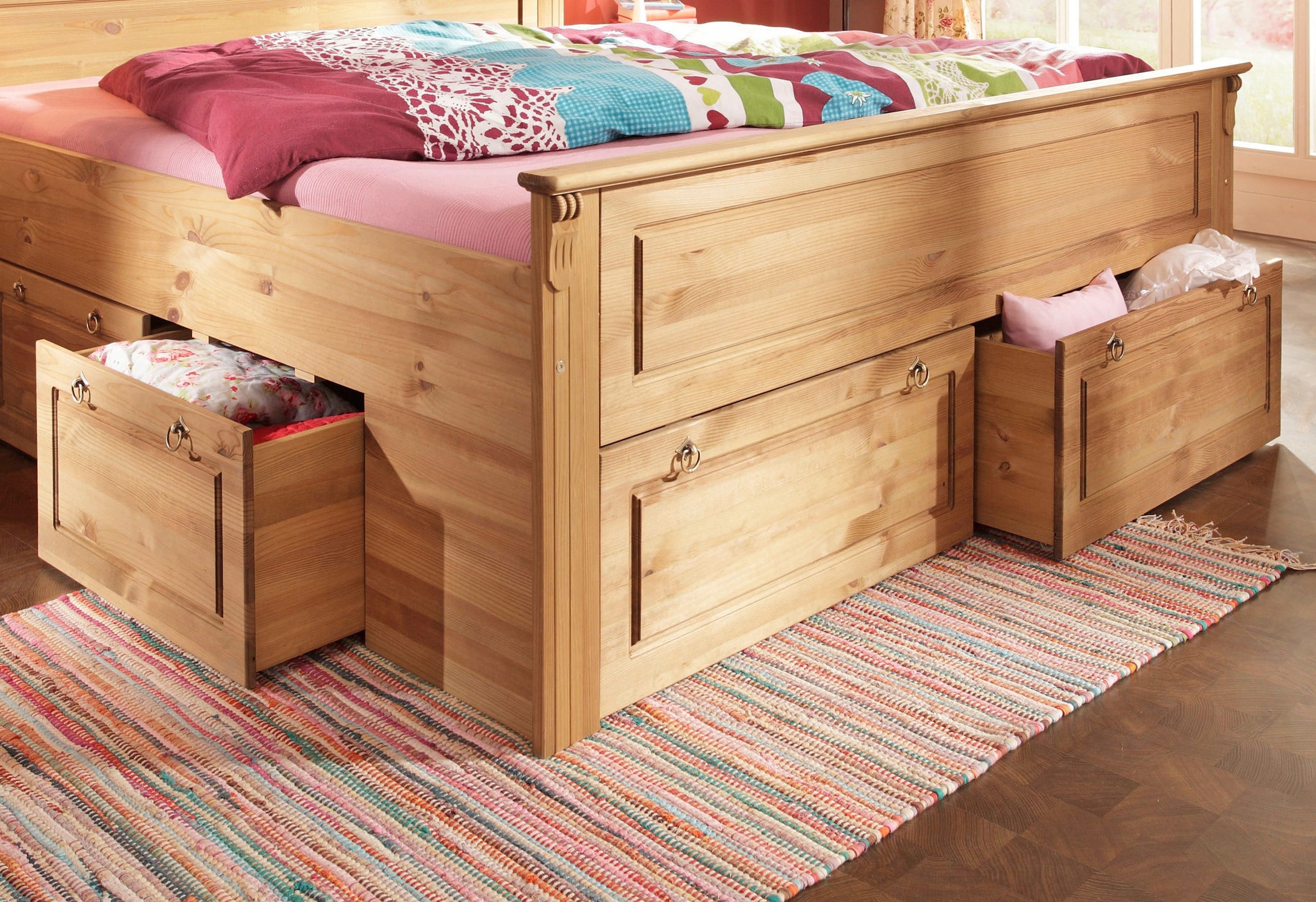 Bettkästen aus hellem Holz