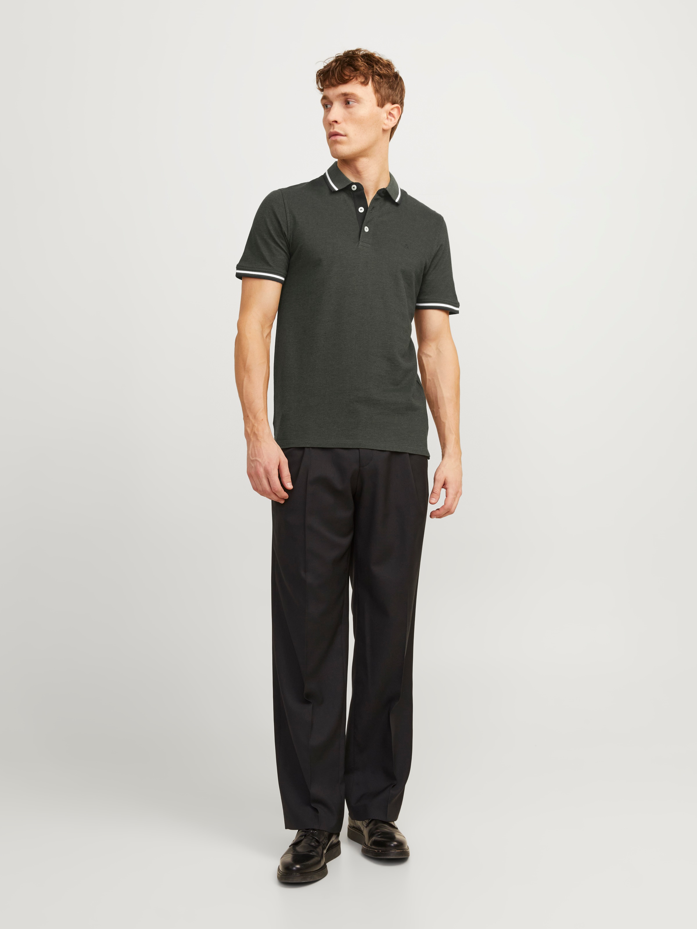 Jack & Jones Poloshirt »JJEPAULOS  Poloshirt mit klassischem Kragen und figurbetonter Form« Logostickerei, modisch, schmal, Baumwolle, Polokragen
