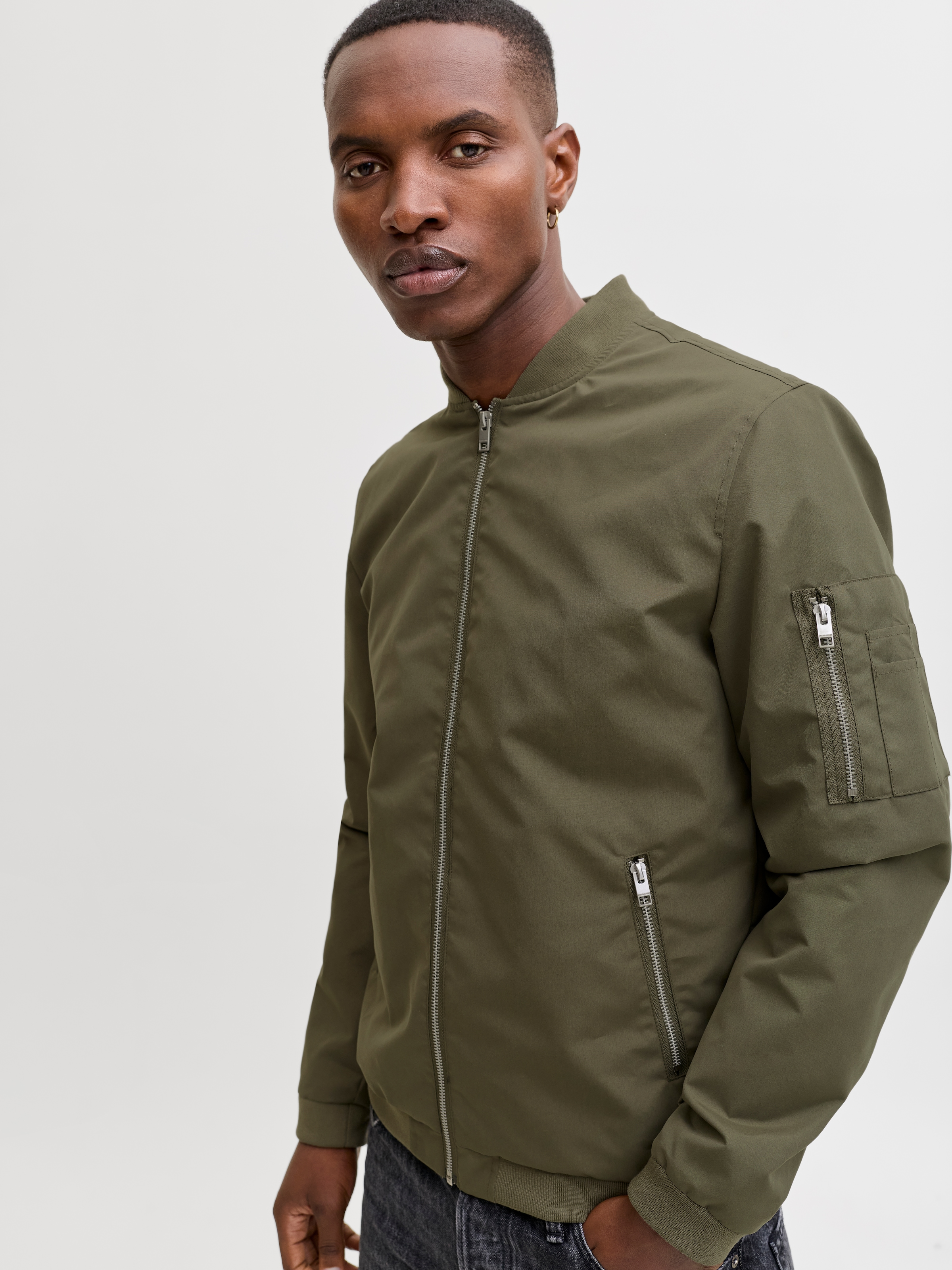 Jack & Jones Blouson »JJERUSH mit Stehkragen und Reißverschlusstaschen« ohne Kapuze unifarben, modisch, regular fit, Polyester