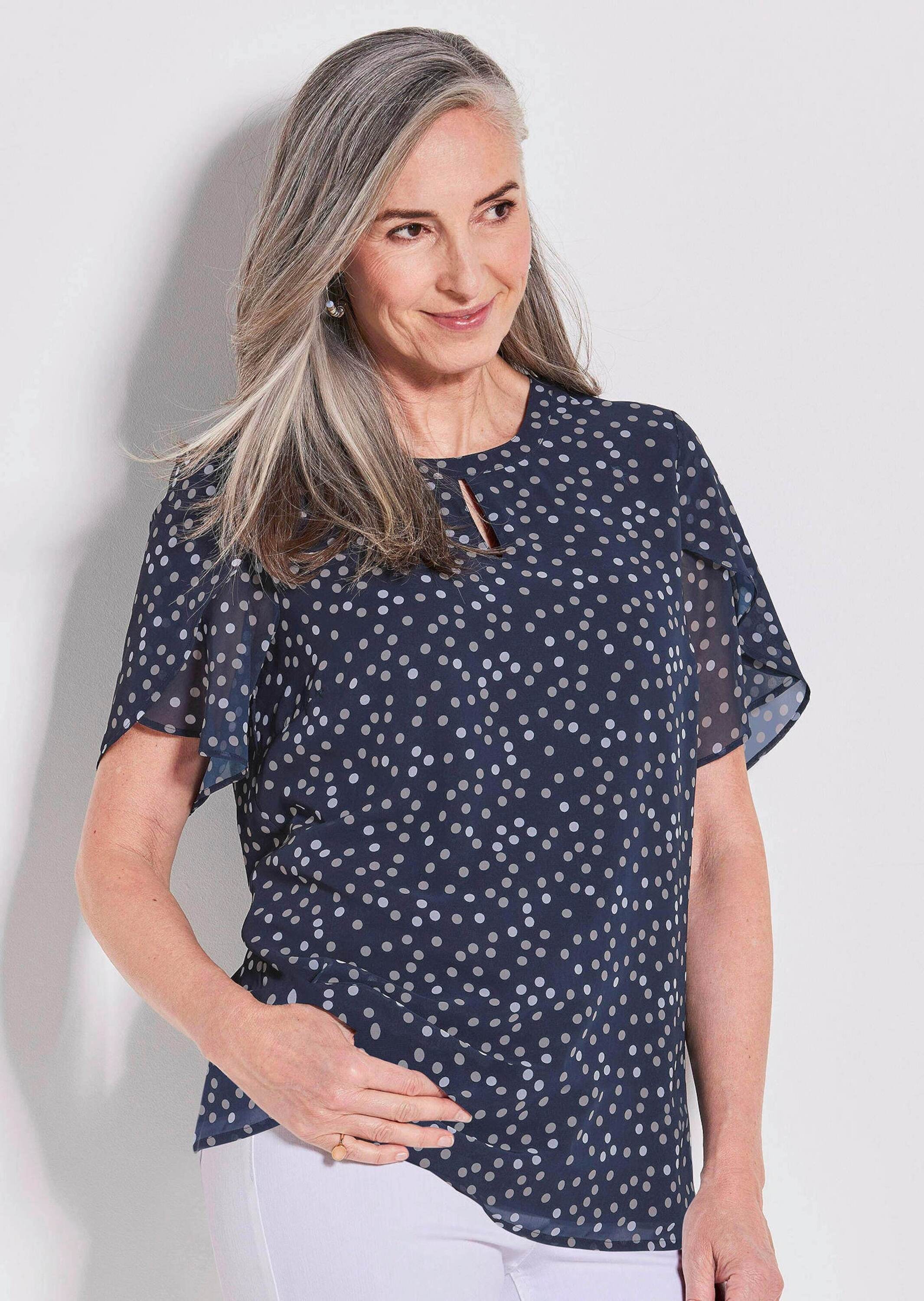 GOLDNER Kurzarmbluse »Kurzgröße Chiffonbluse im Alloverprint, Rundhals« Tupfen-Druck