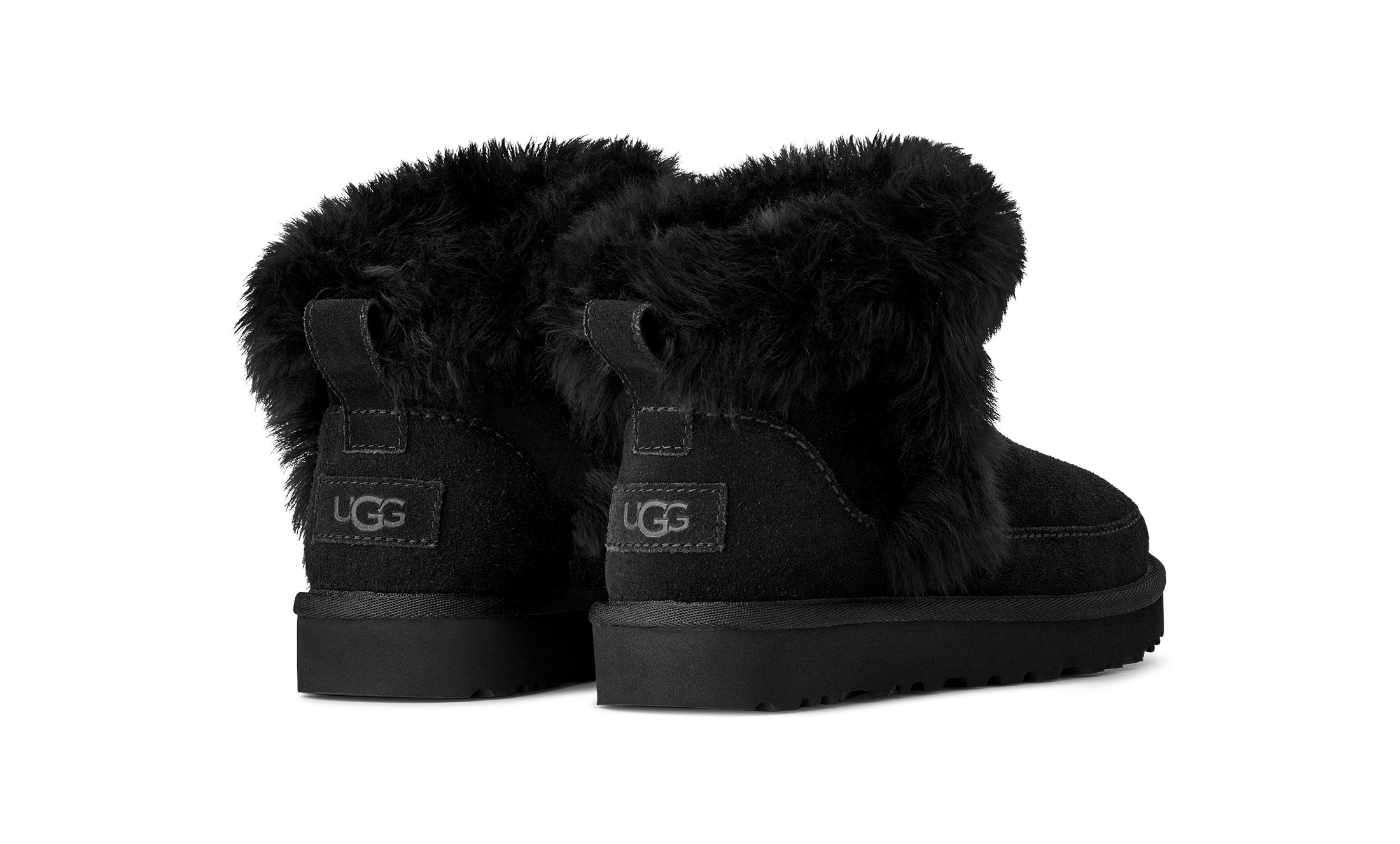 UGG Winterboots »Classic Ultra Mini Chalet«  Ankleboots, Schlupfboots mit modischer Schaffell Verzierung
