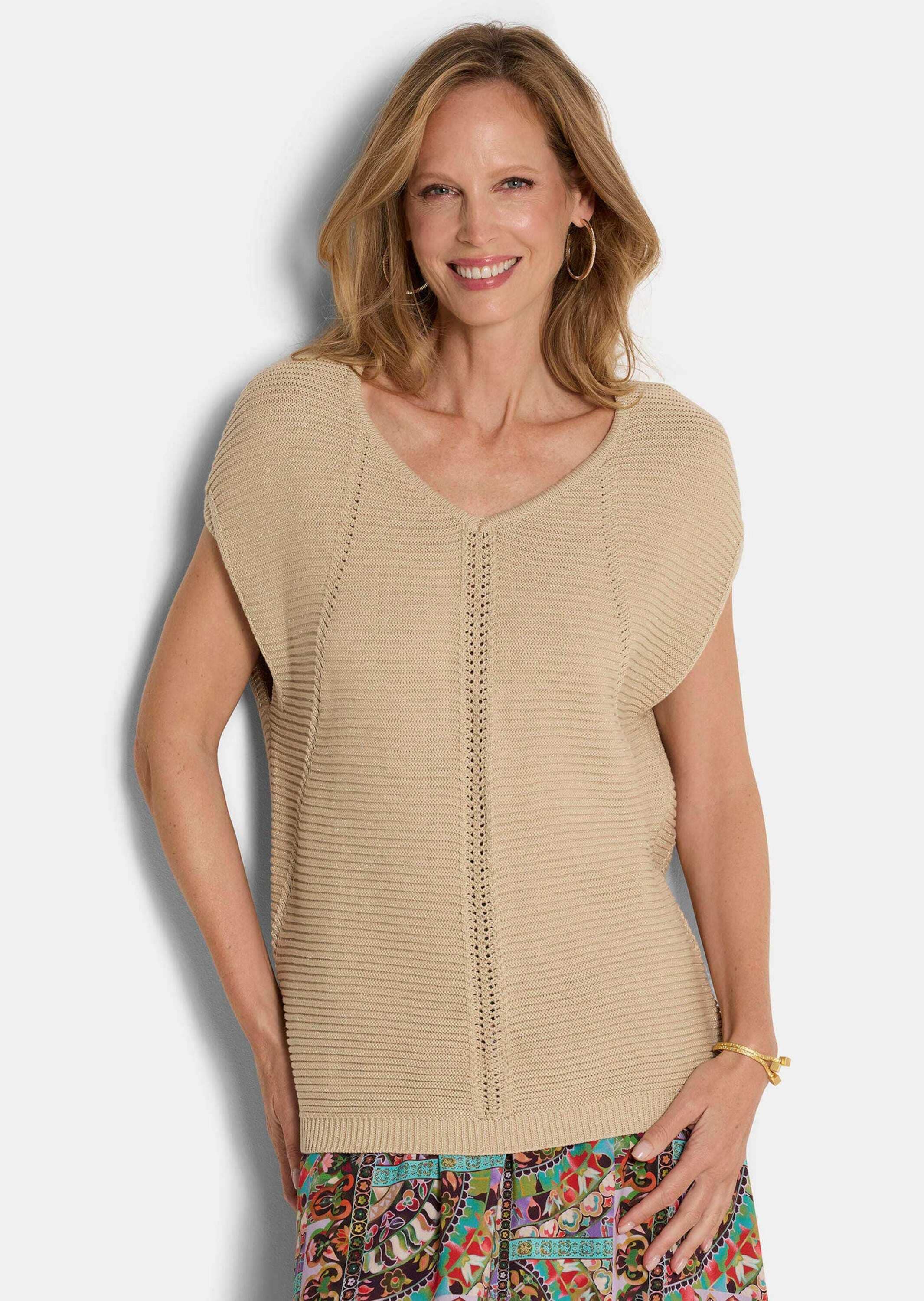 GOLDNER Rundhalspullover »Kurzgröße Rippstrickpullover mit V-Ausschnitt« gold farbiges Garn mit verstickt