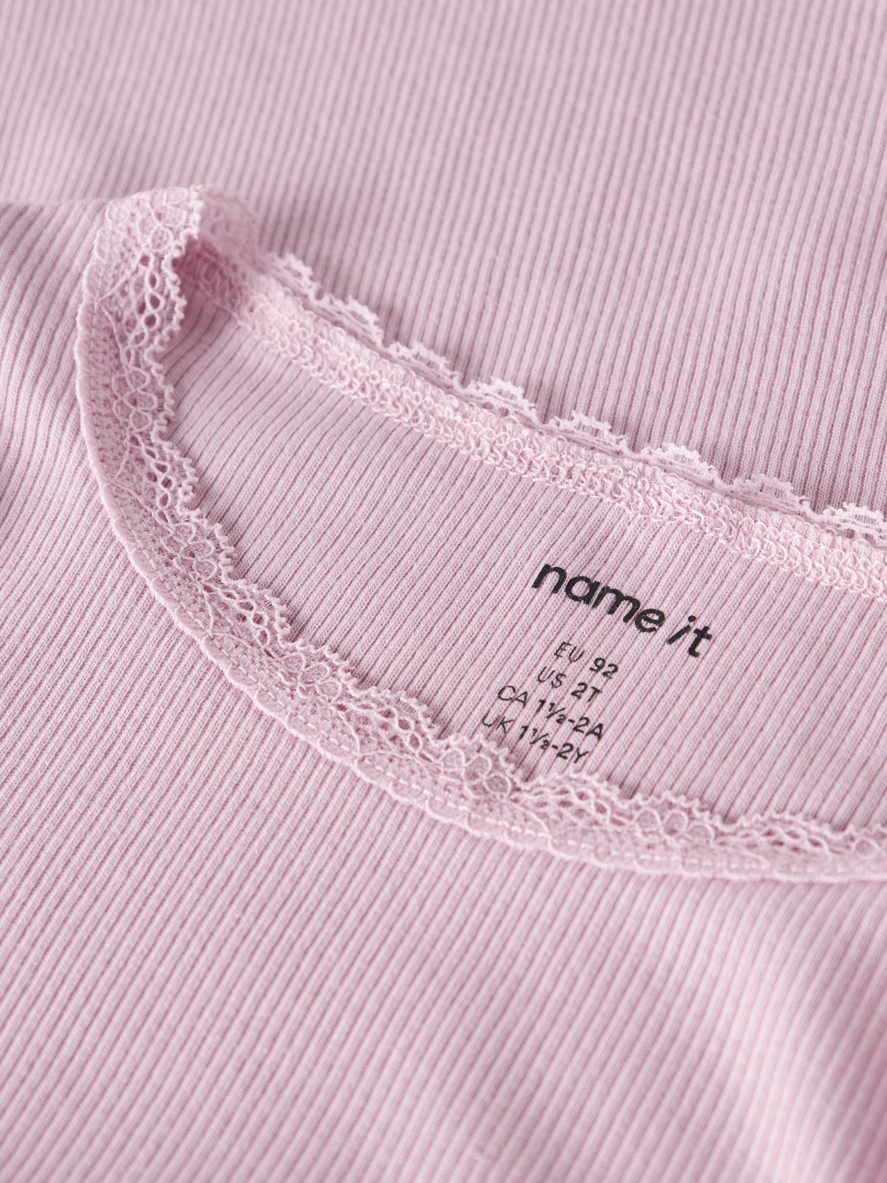 Name It Langarmshirt »NMFKAB LS TOP NOOS« in Feinripp und mit süßer Spitzenkante am Ausschnitt