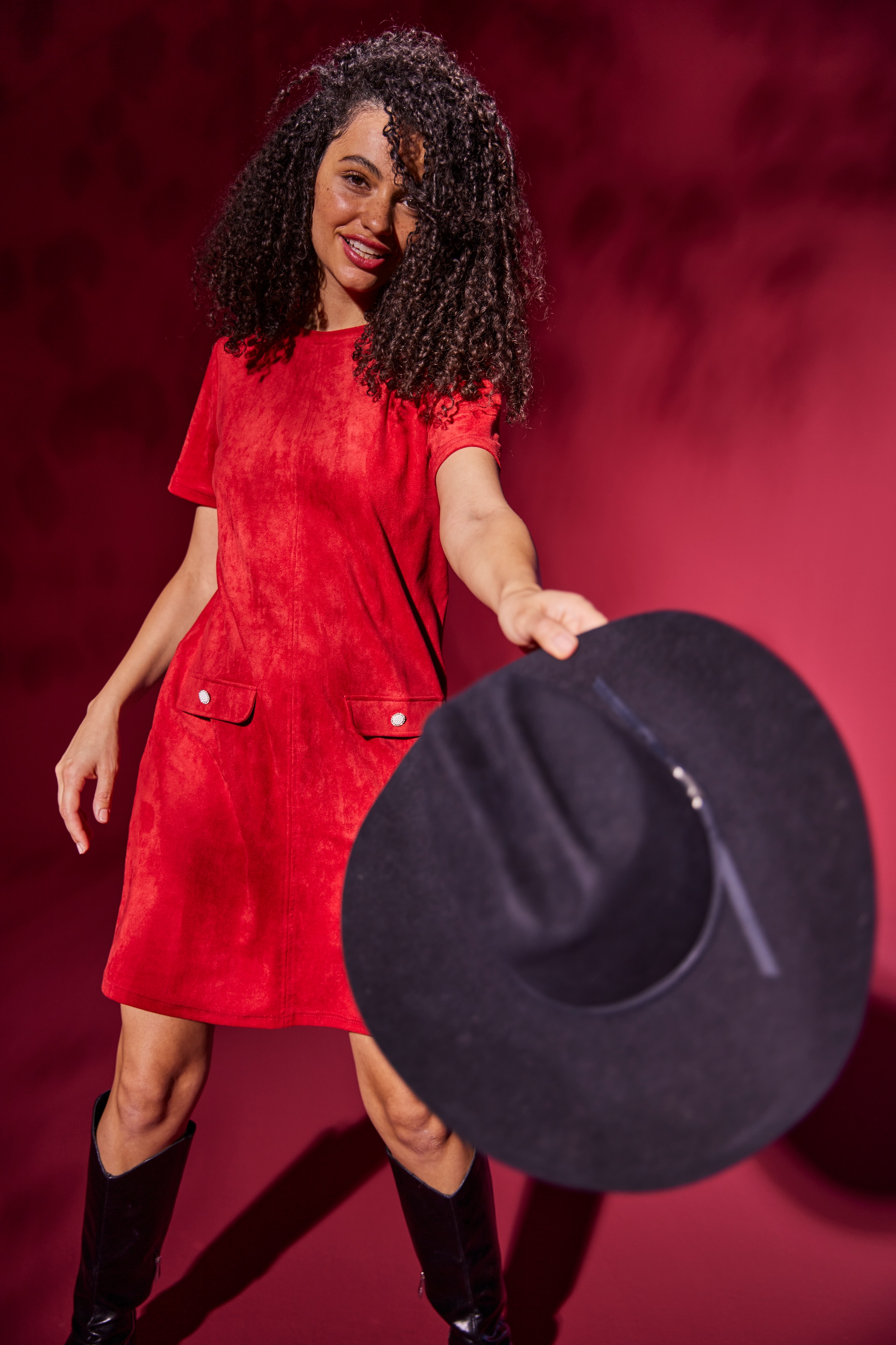 Aniston CASUAL Minikleid, aus elastischem Velours in Wildleder-Optik