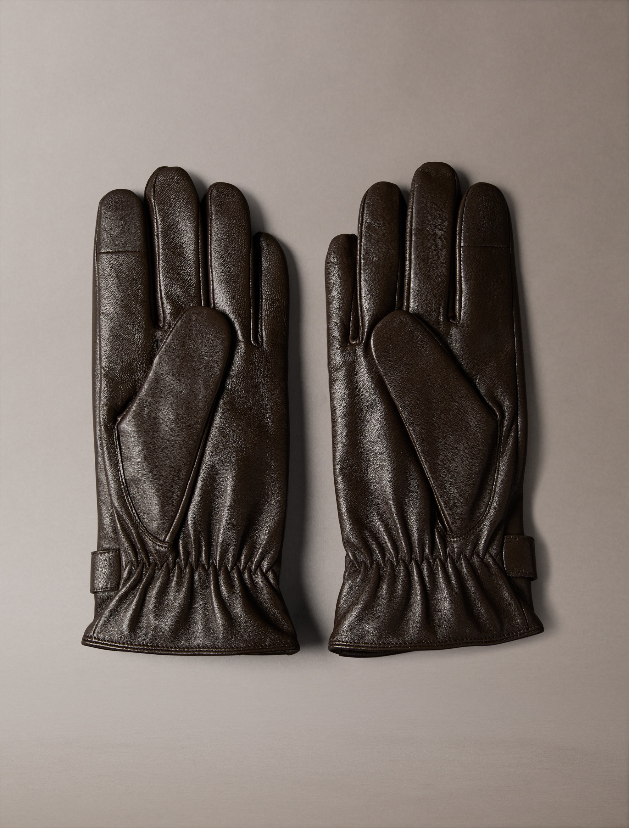 Calvin Klein Jeans Lederhandschuhe »LOGO STRAP SMOOTH LEATHER GLOVES« Perfekt für den Alltag