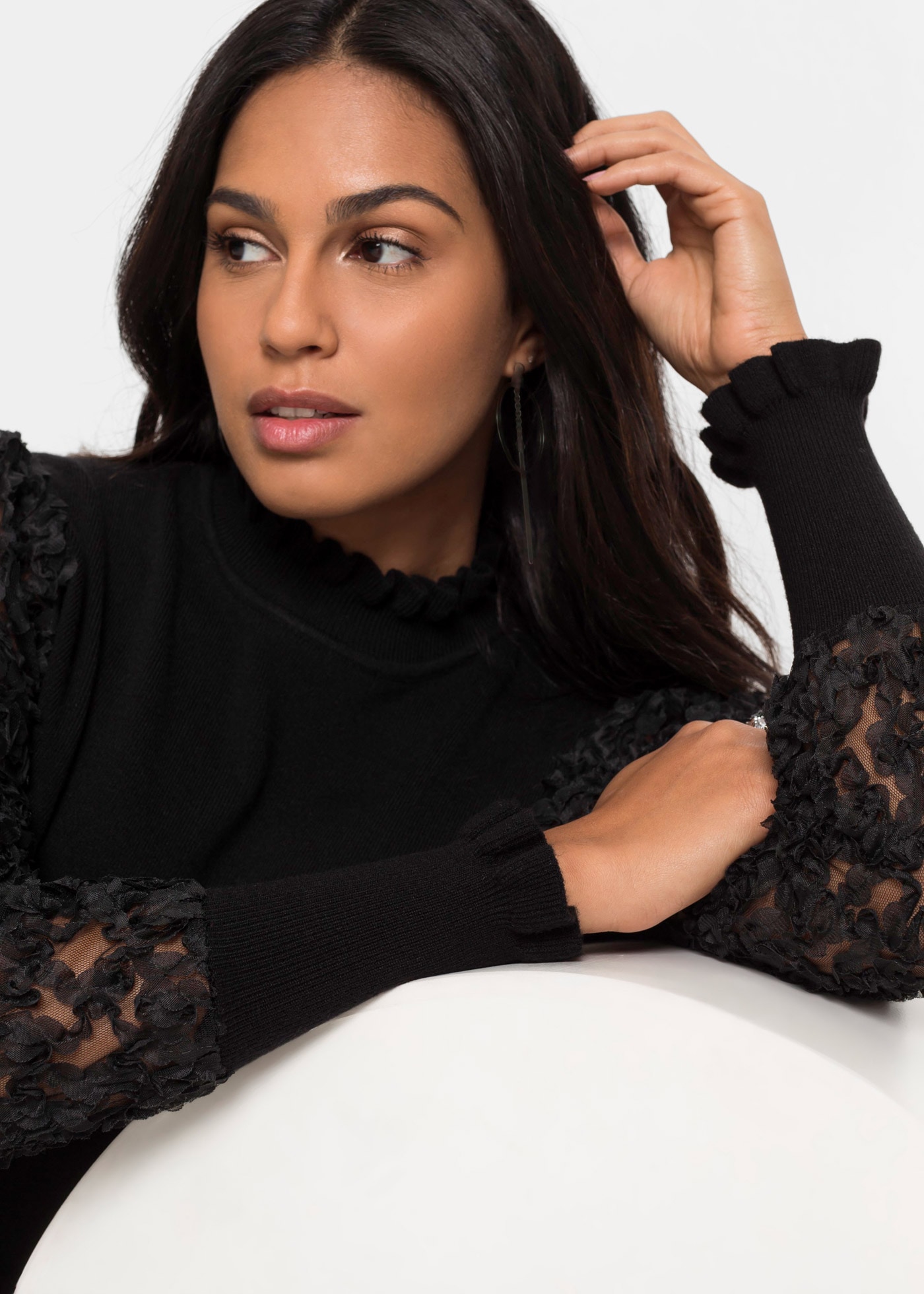bonprix Stehkragenpullover »Rollkragenpullover aus fließendem Viskose-Mix« Viskose-Mix, Kragen + Ärmel mit gewellter Kante, transparente Ärmel