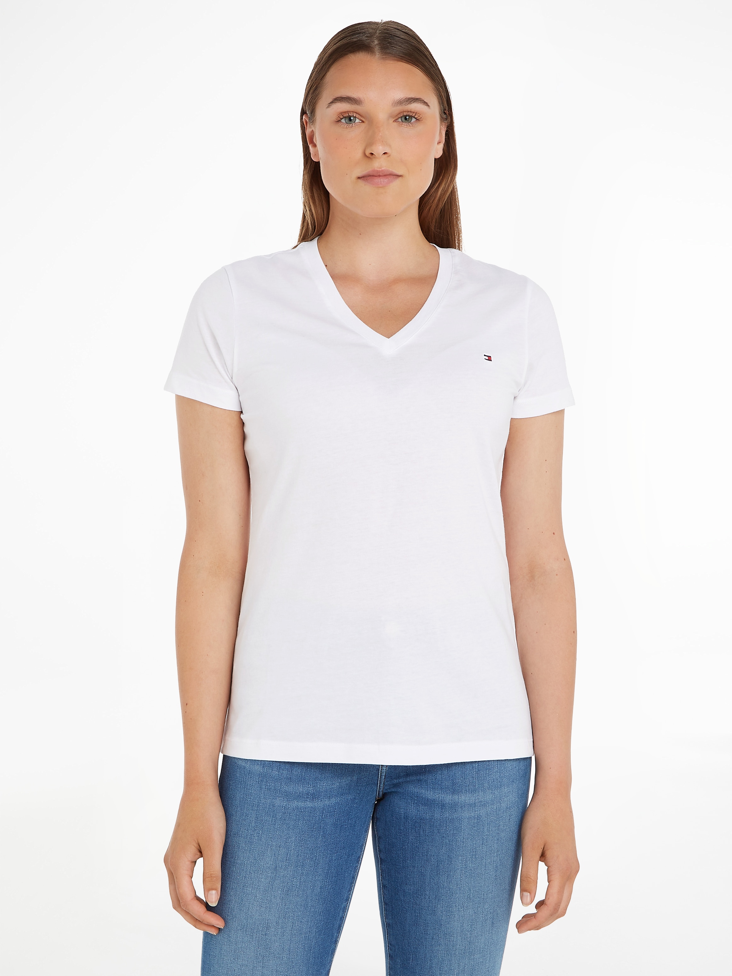 Tommy Hilfiger T-Shirt »HERITAGE V-NK TEE«, mit Tommy Hilfiger Logo-Flag auf der Brust