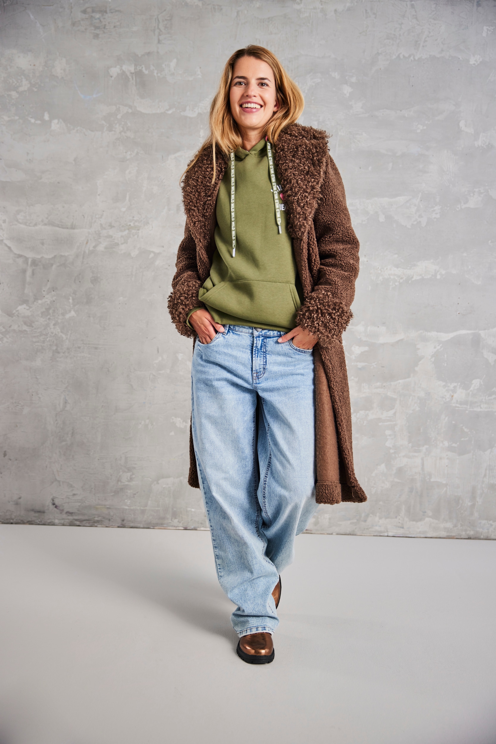 Aniston CASUAL Straight-Jeans, mit trendig weitem Bein
