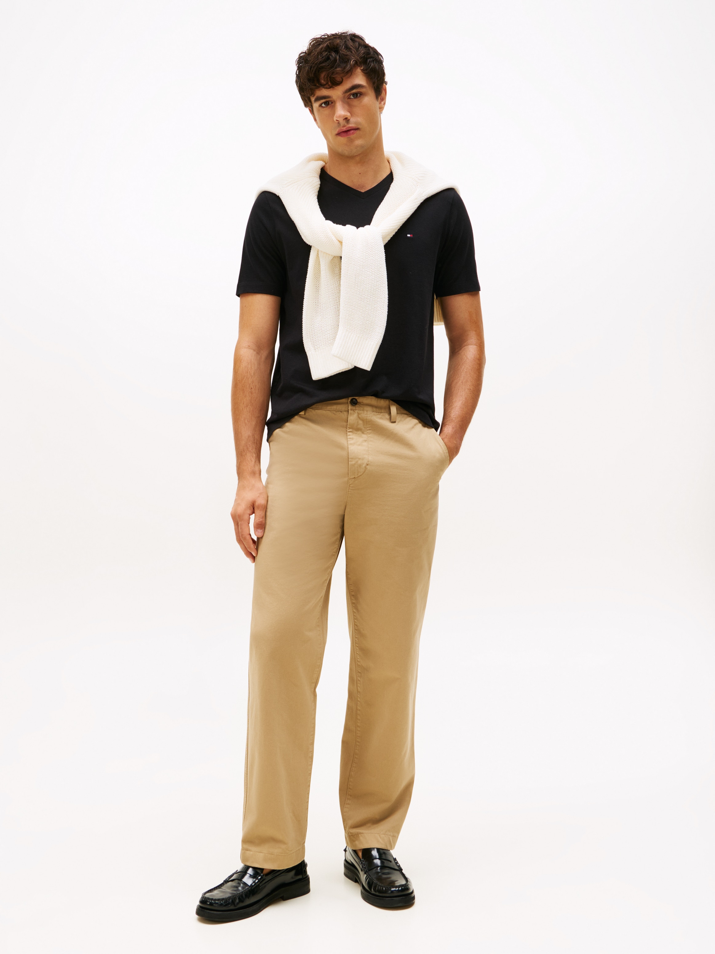 Tommy Hilfiger »ESSENTIAL V-NECK TEE mit V-Ausschnitt und Markenlabel« unifarben, casual, regular fit, Baumwolle, V-Ausschnitt