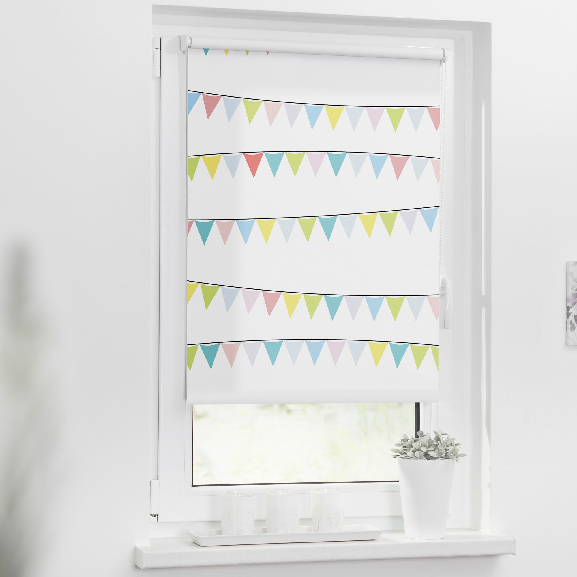 LICHTBLICK ORIGINAL Seitenzugrollo »Rollo Klemmfix, ohne Bohren, Verdunkelung, Wimpelkette - Bunt« verdunkelnd Verdunkelung | energiesparend freihängend