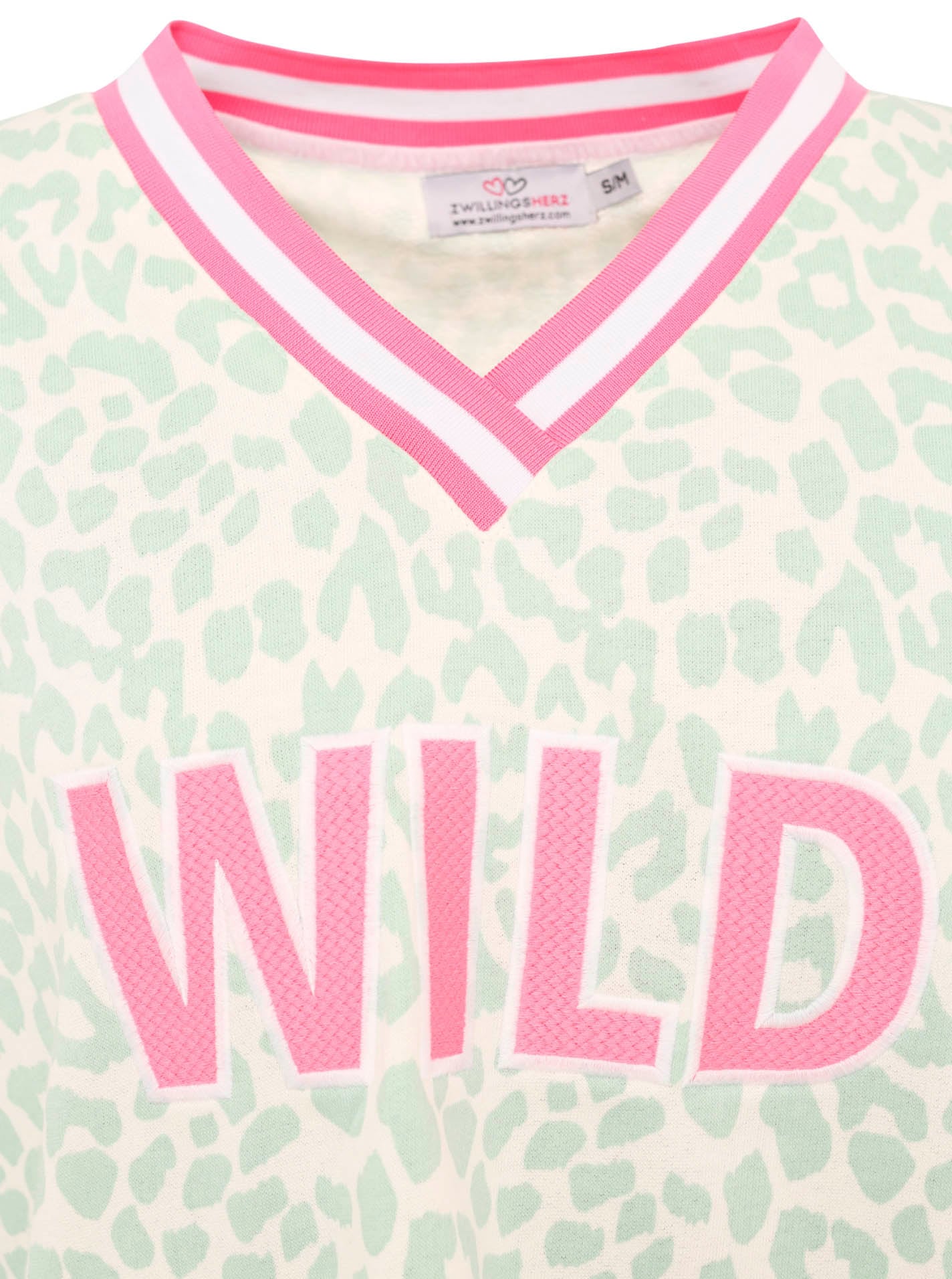 Zwillingsherz Sweatshirt »"Leo Pastell"«, mit V-Ausschnitt, gestreiften Bündchen und WILD Applikation